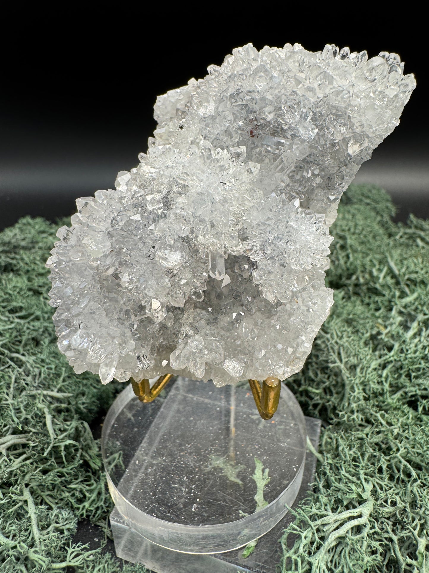 Quarz Handstufe aus Hubei, China (167g) - schöne große Quarzkristalle, Spuren von Prehnit - crystal paradise