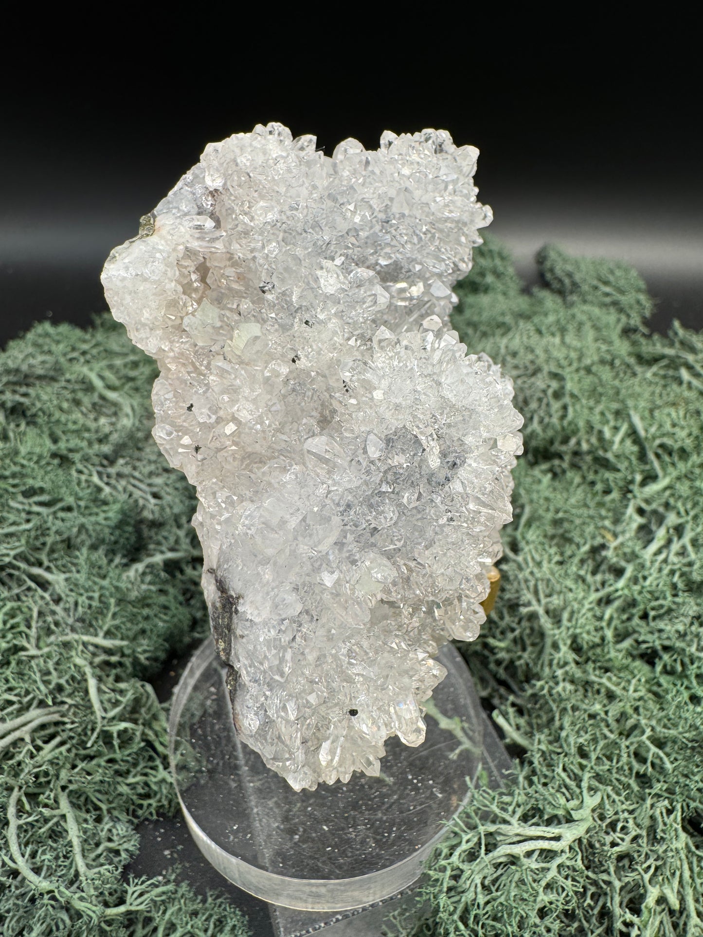 Quarz Handstufe aus Hubei, China (167g) - schöne große Quarzkristalle, Spuren von Prehnit - crystal paradise