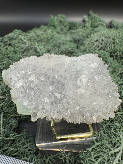 Prehnit und Quarz Handstufe aus Hubei, China (98g) - hellgrüne Kristalle - crystal paradise