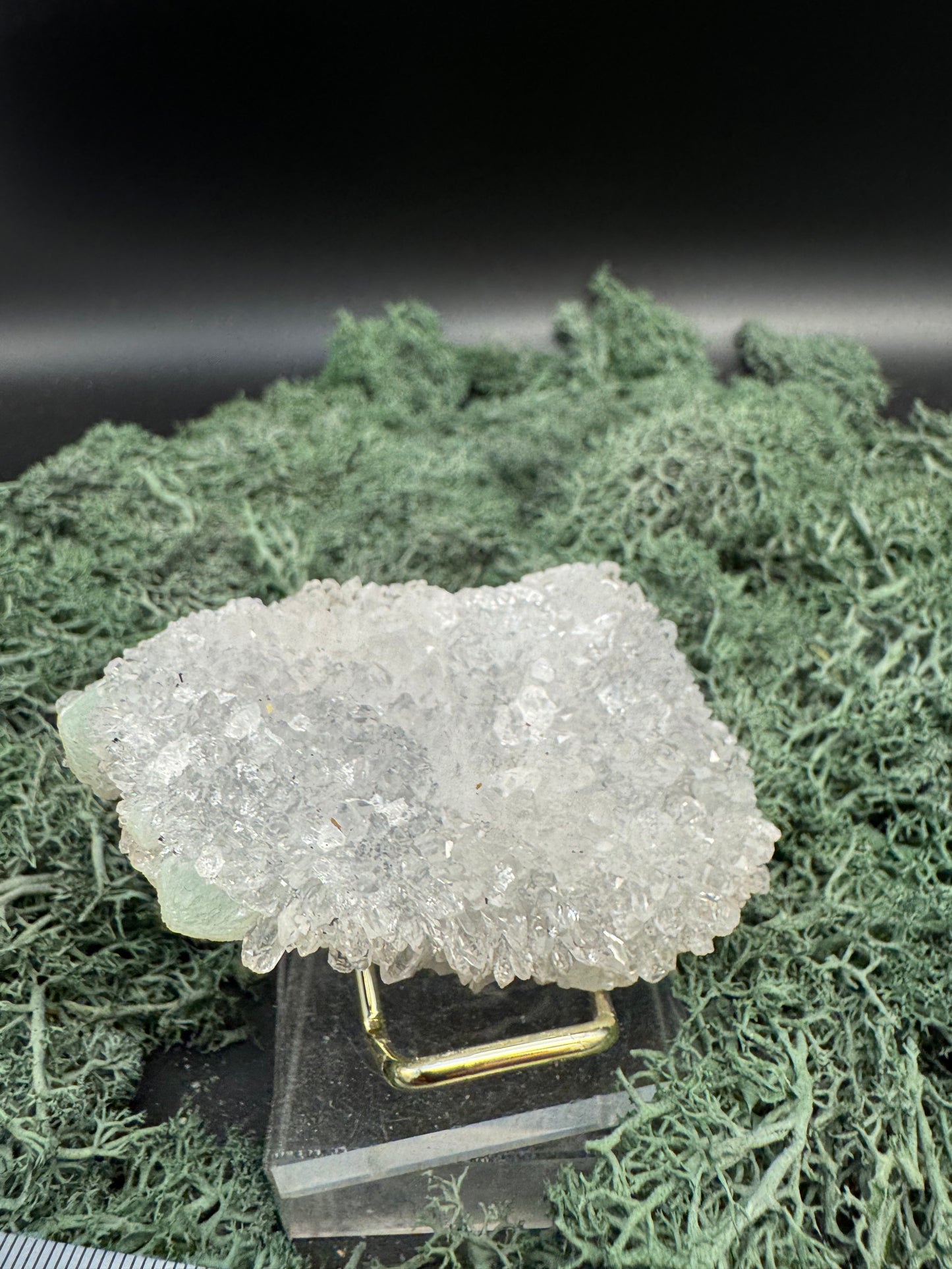 Prehnit und Quarz Handstufe aus Hubei, China (98g) - hellgrüne Kristalle - crystal paradise