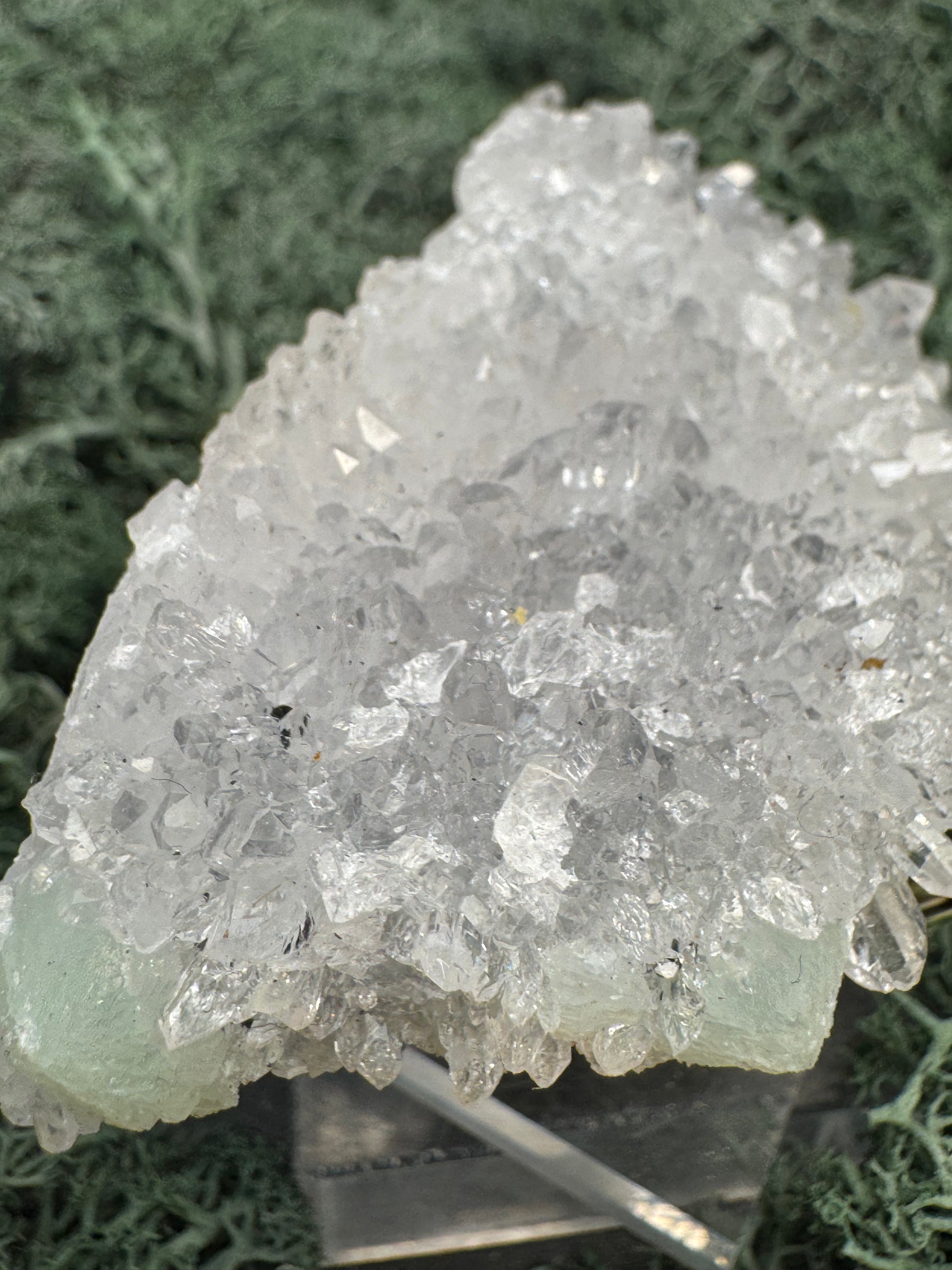 Prehnit und Quarz Handstufe aus Hubei, China (98g) - hellgrüne Kristalle - crystal paradise