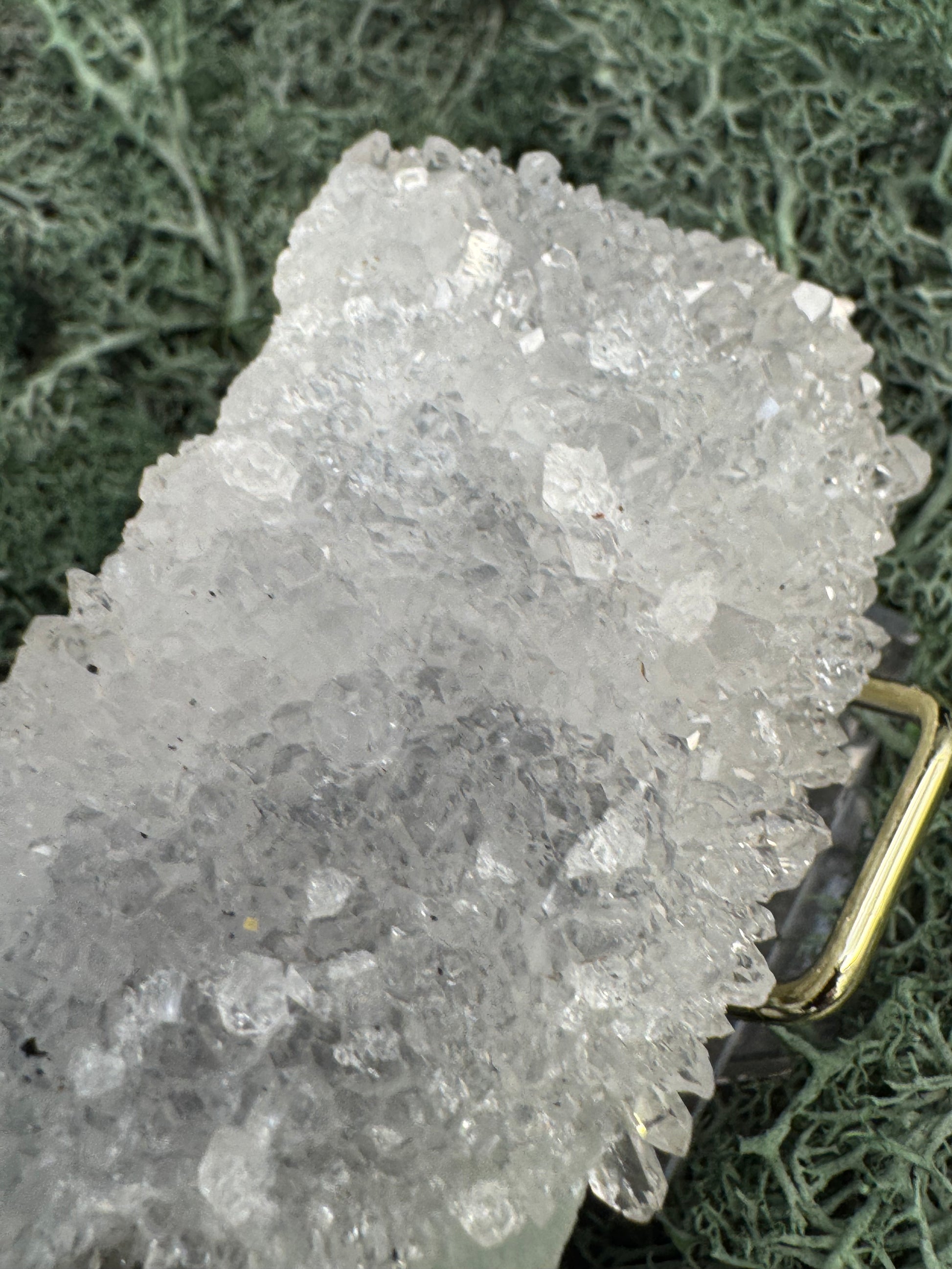 Prehnit und Quarz Handstufe aus Hubei, China (98g) - hellgrüne Kristalle - crystal paradise