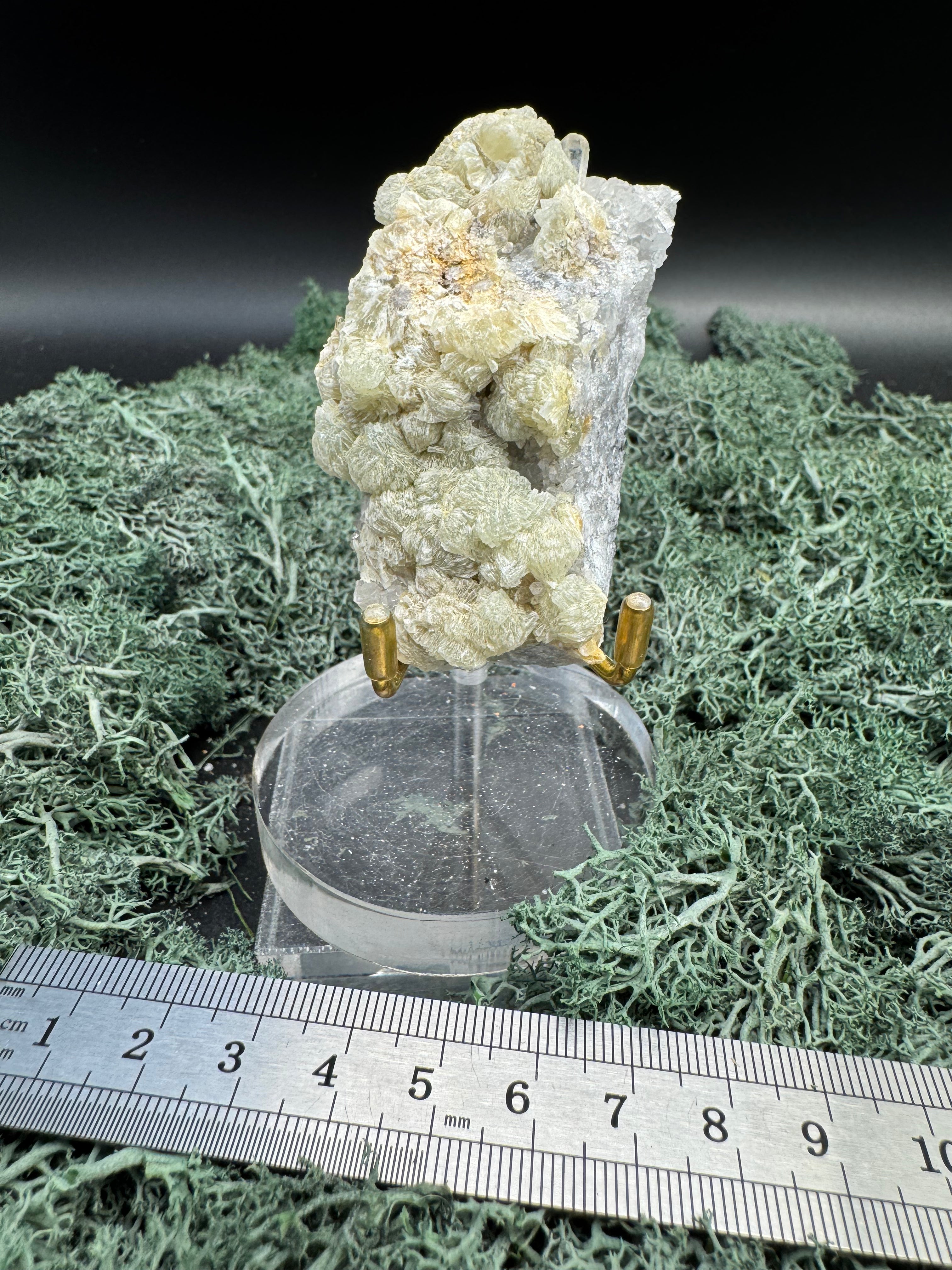 Prehnit und Quarz Handstufe aus Hubei, China (64g) - hellgrüne Kristalle - crystal paradise