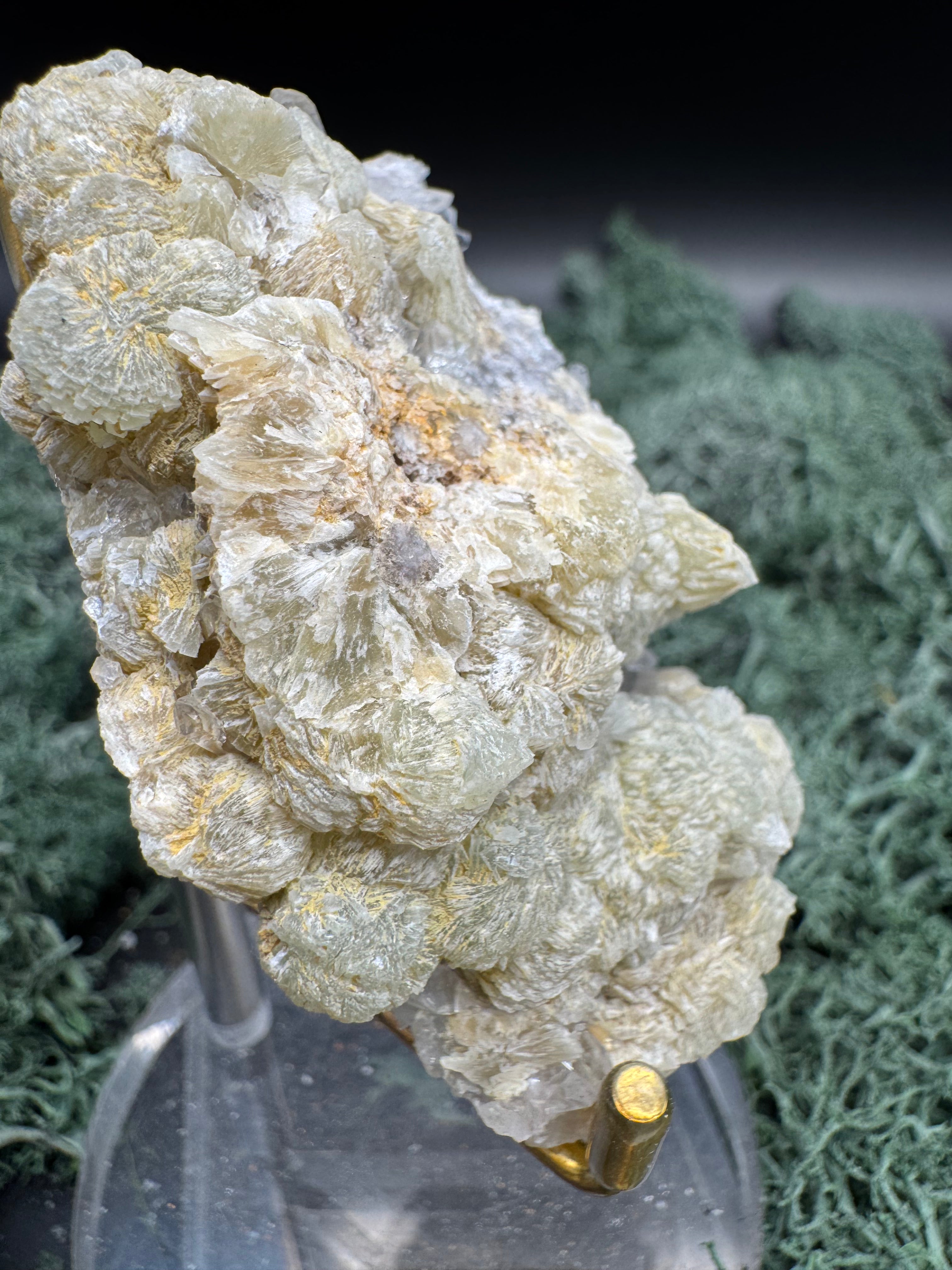 Prehnit und Quarz Handstufe aus Hubei, China (64g) - hellgrüne Kristalle - crystal paradise