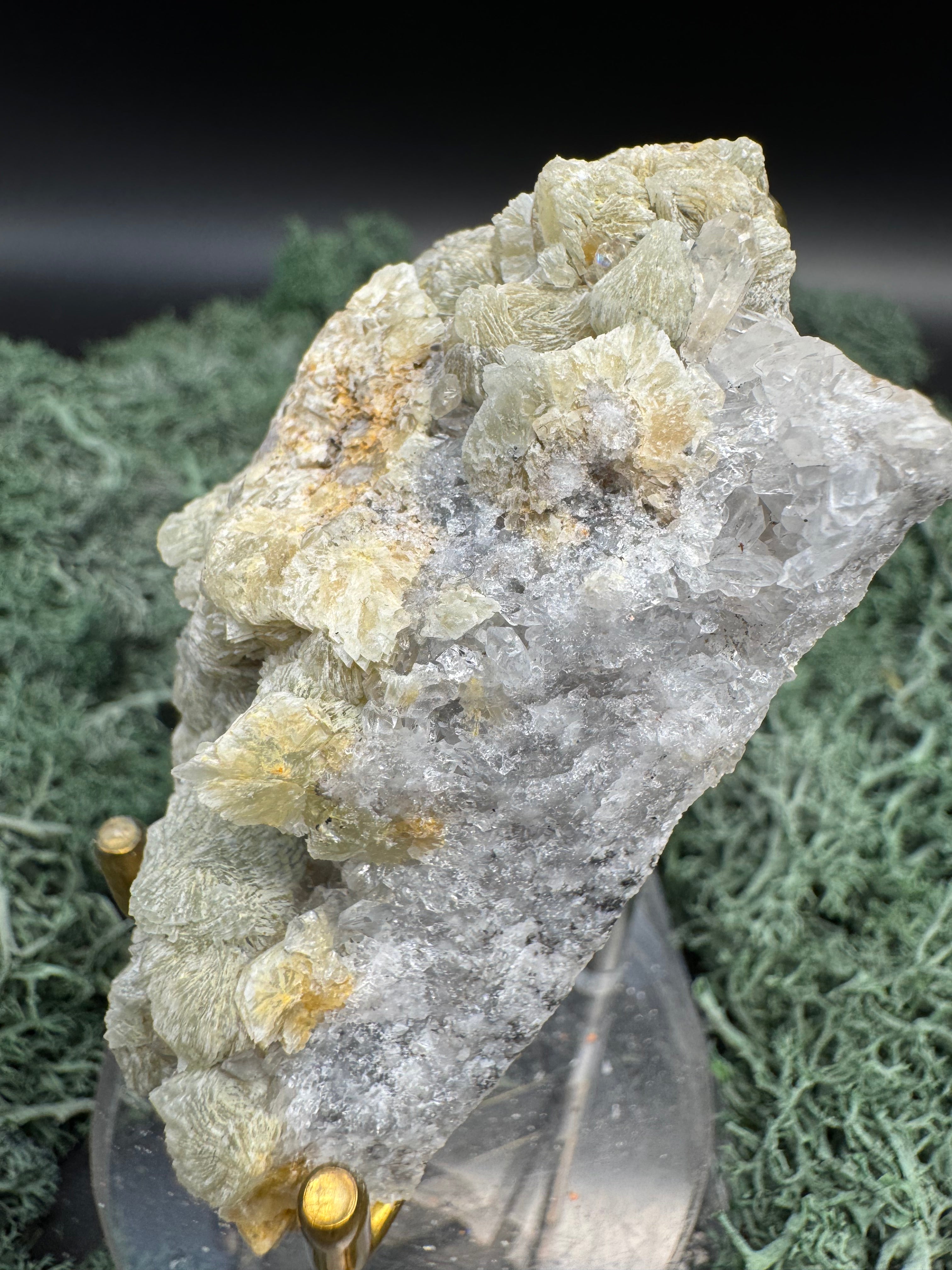 Prehnit und Quarz Handstufe aus Hubei, China (64g) - hellgrüne Kristalle - crystal paradise