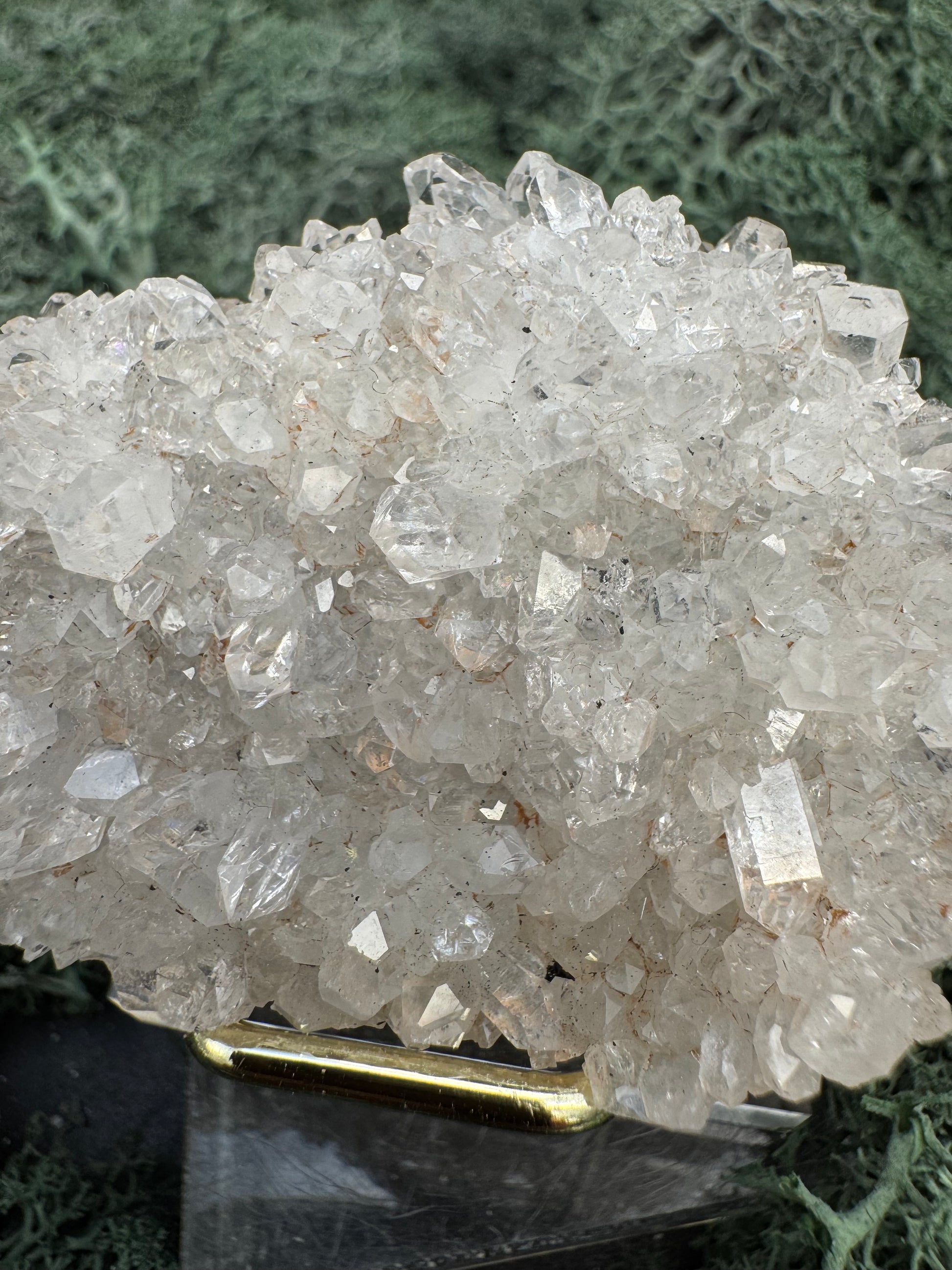 Quarz Handstufe aus Hubei, China (50g) - schöne große Quarzkristalle, Spuren von Prehnit - crystal paradise