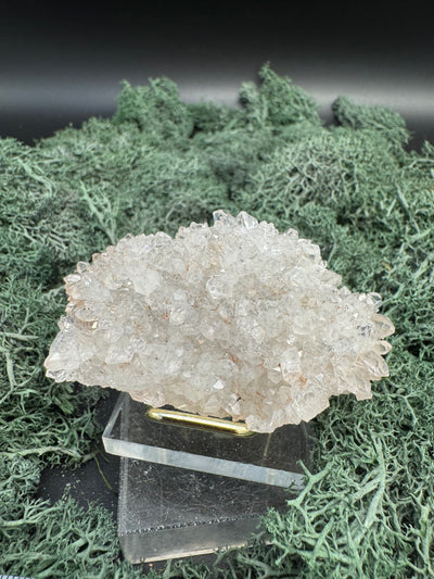 Quarz Handstufe aus Hubei, China (50g) - schöne große Quarzkristalle, Spuren von Prehnit - crystal paradise