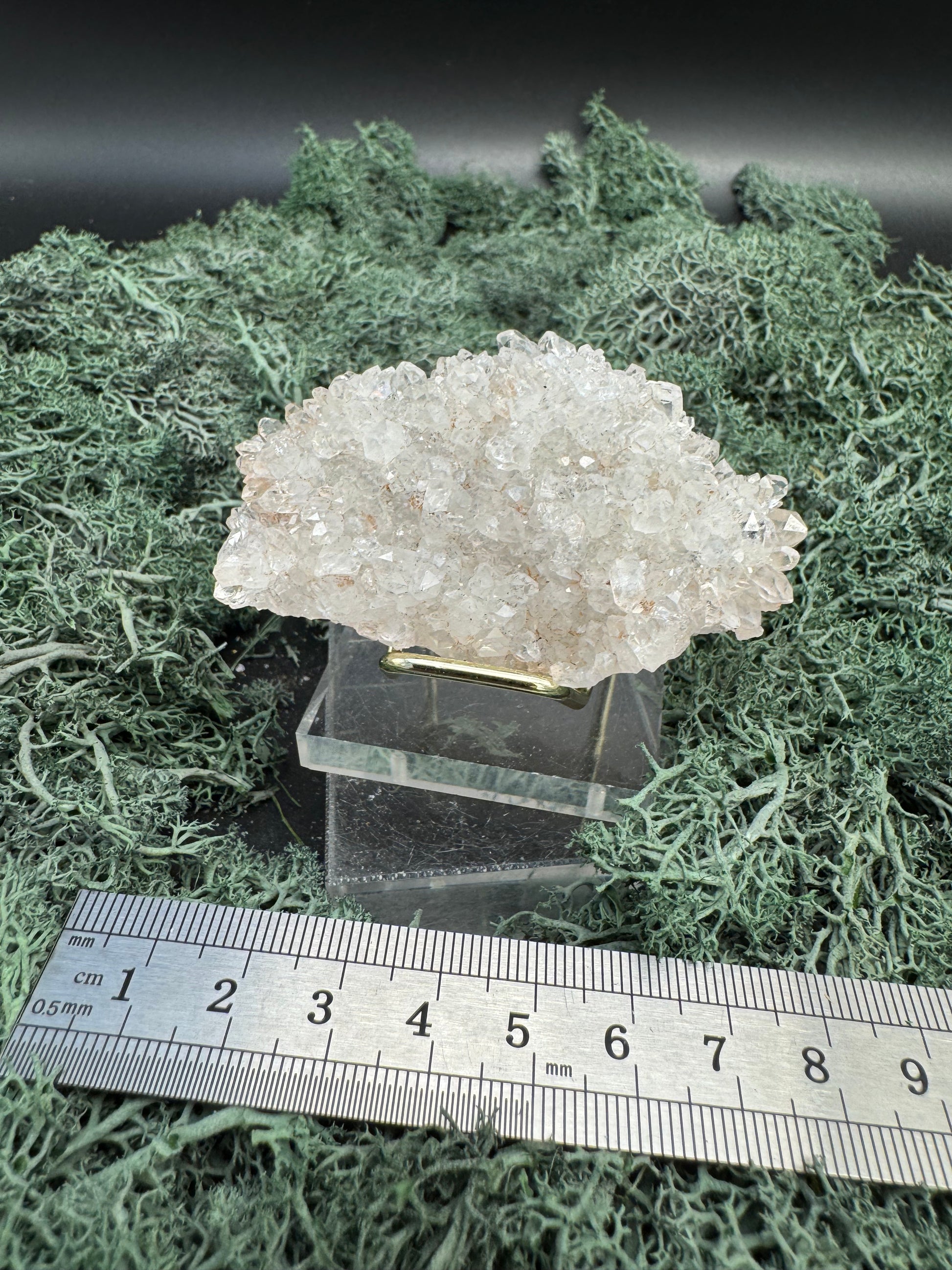 Quarz Handstufe aus Hubei, China (50g) - schöne große Quarzkristalle, Spuren von Prehnit - crystal paradise