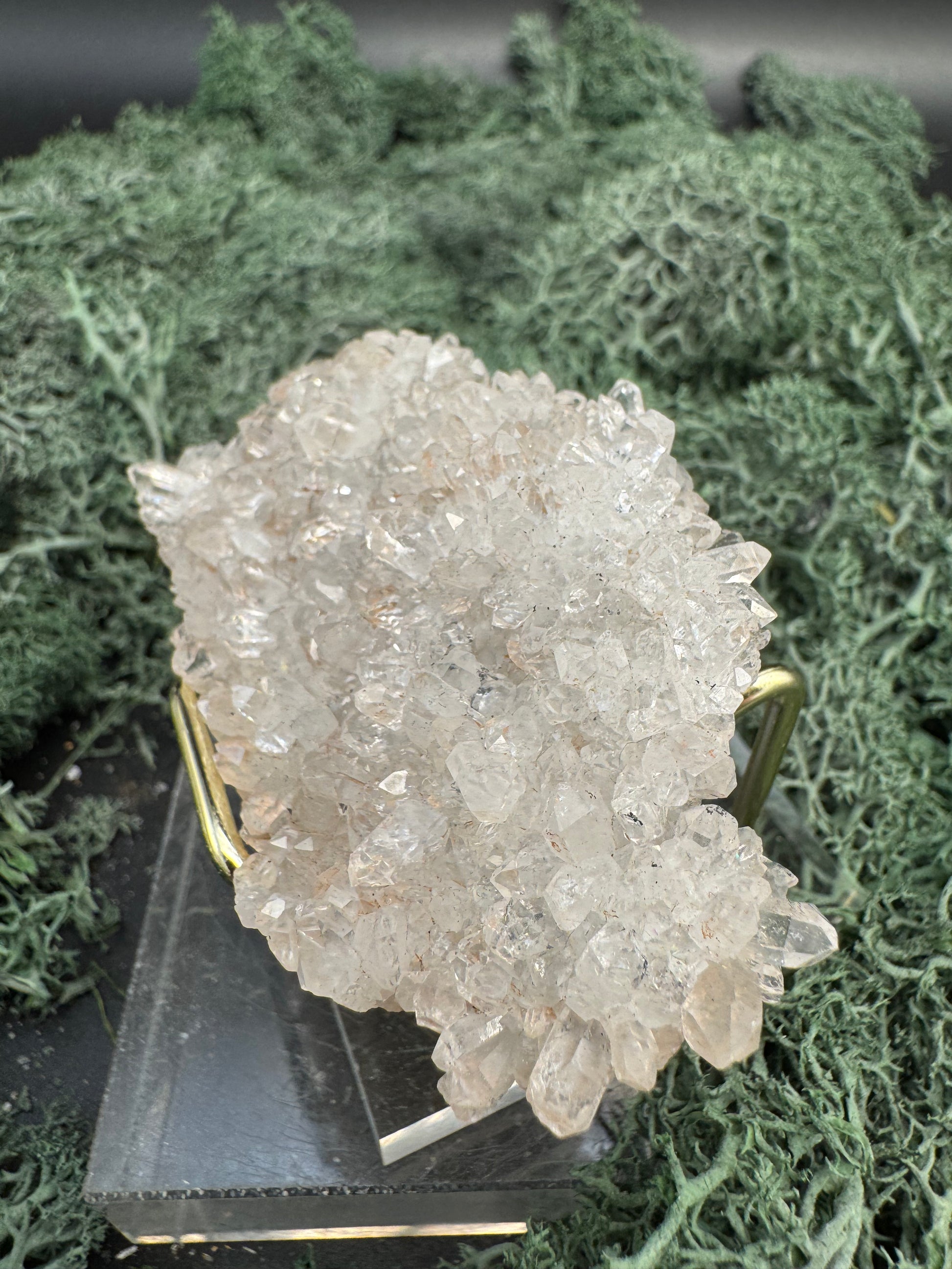 Quarz Handstufe aus Hubei, China (50g) - schöne große Quarzkristalle, Spuren von Prehnit - crystal paradise