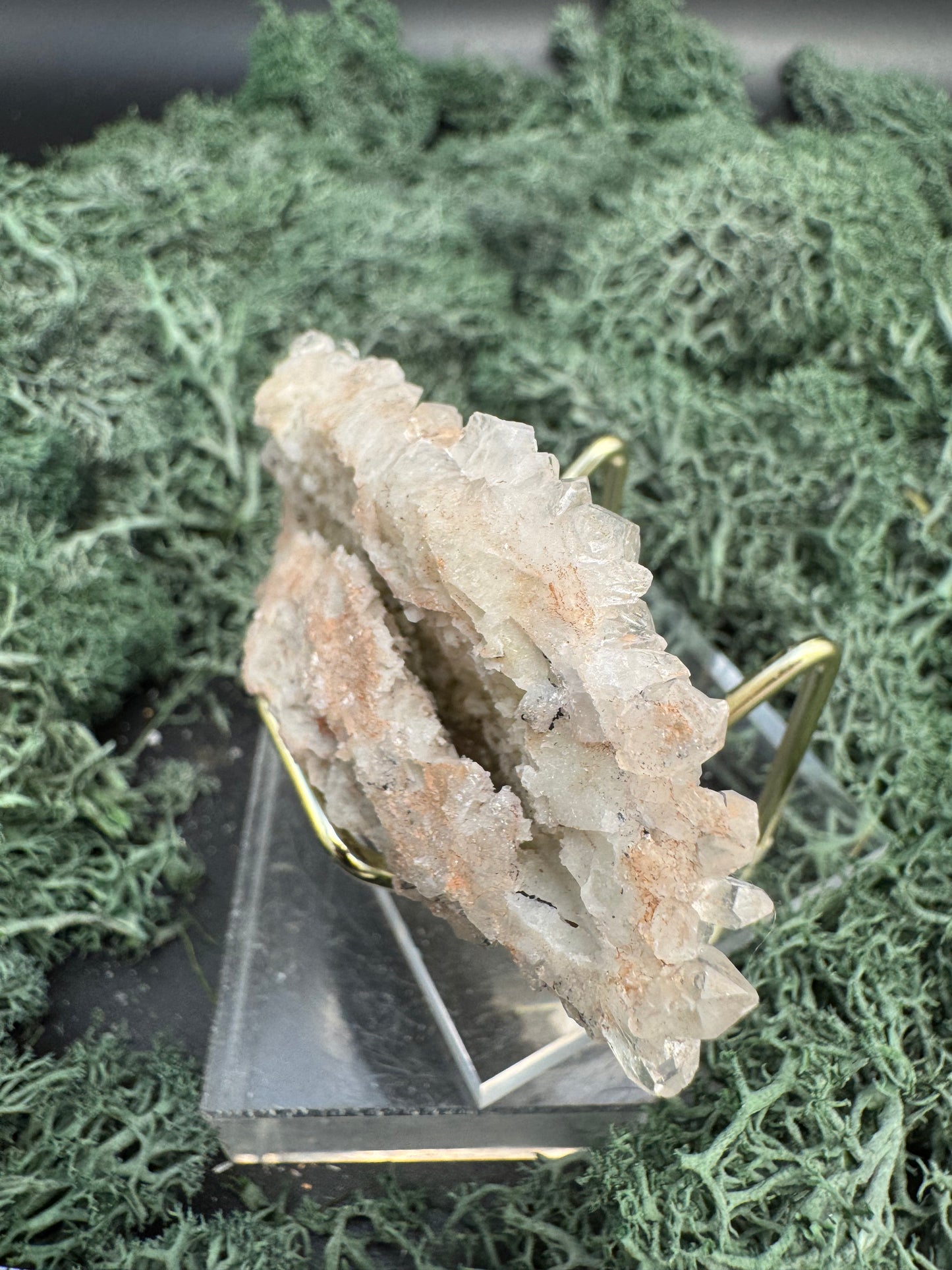 Quarz Handstufe aus Hubei, China (50g) - schöne große Quarzkristalle, Spuren von Prehnit - crystal paradise