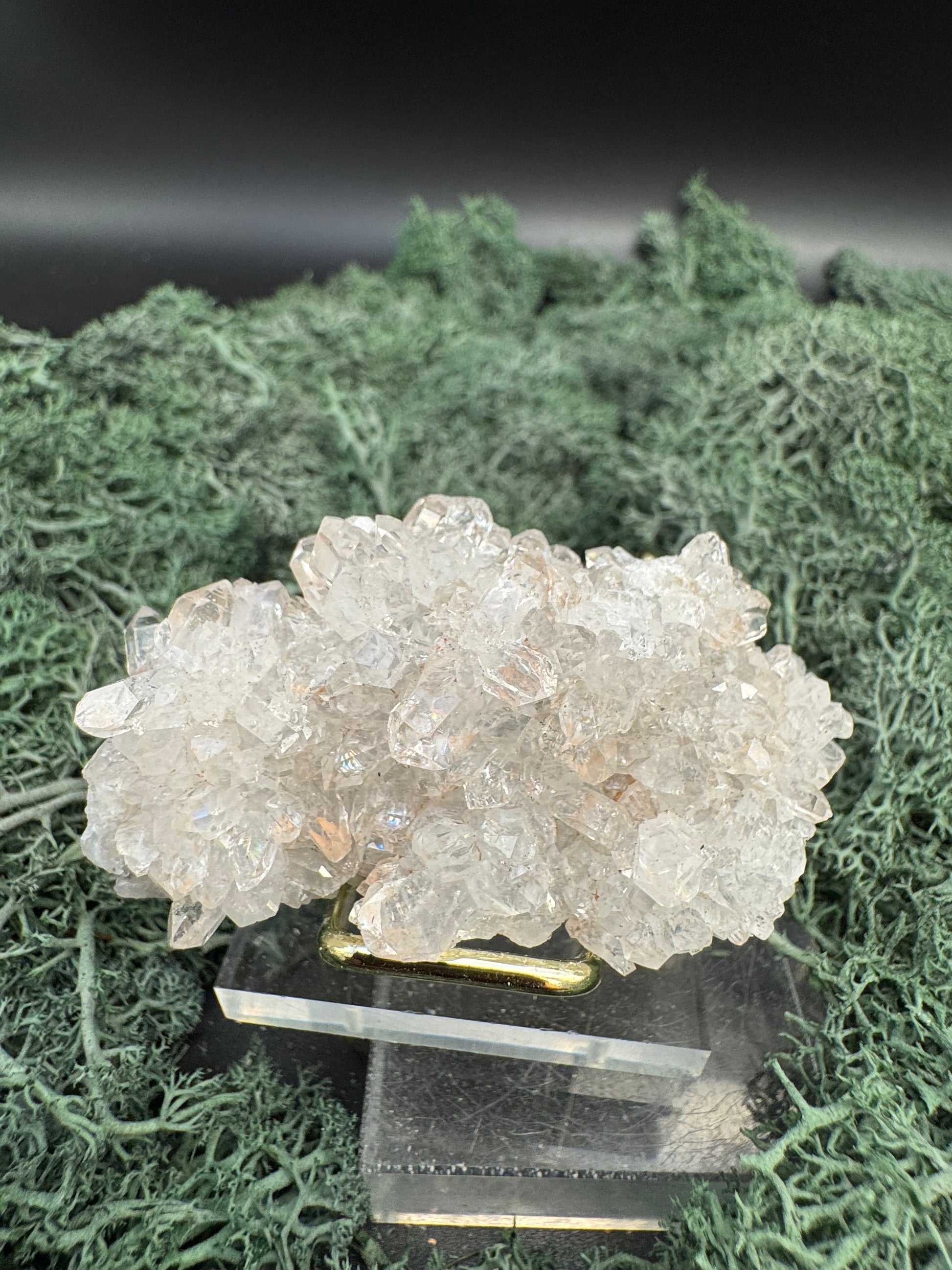 Quarz Handstufe aus Hubei, China (54g) - schöne große Quarzkristalle, Spuren von Prehnit - crystal paradise