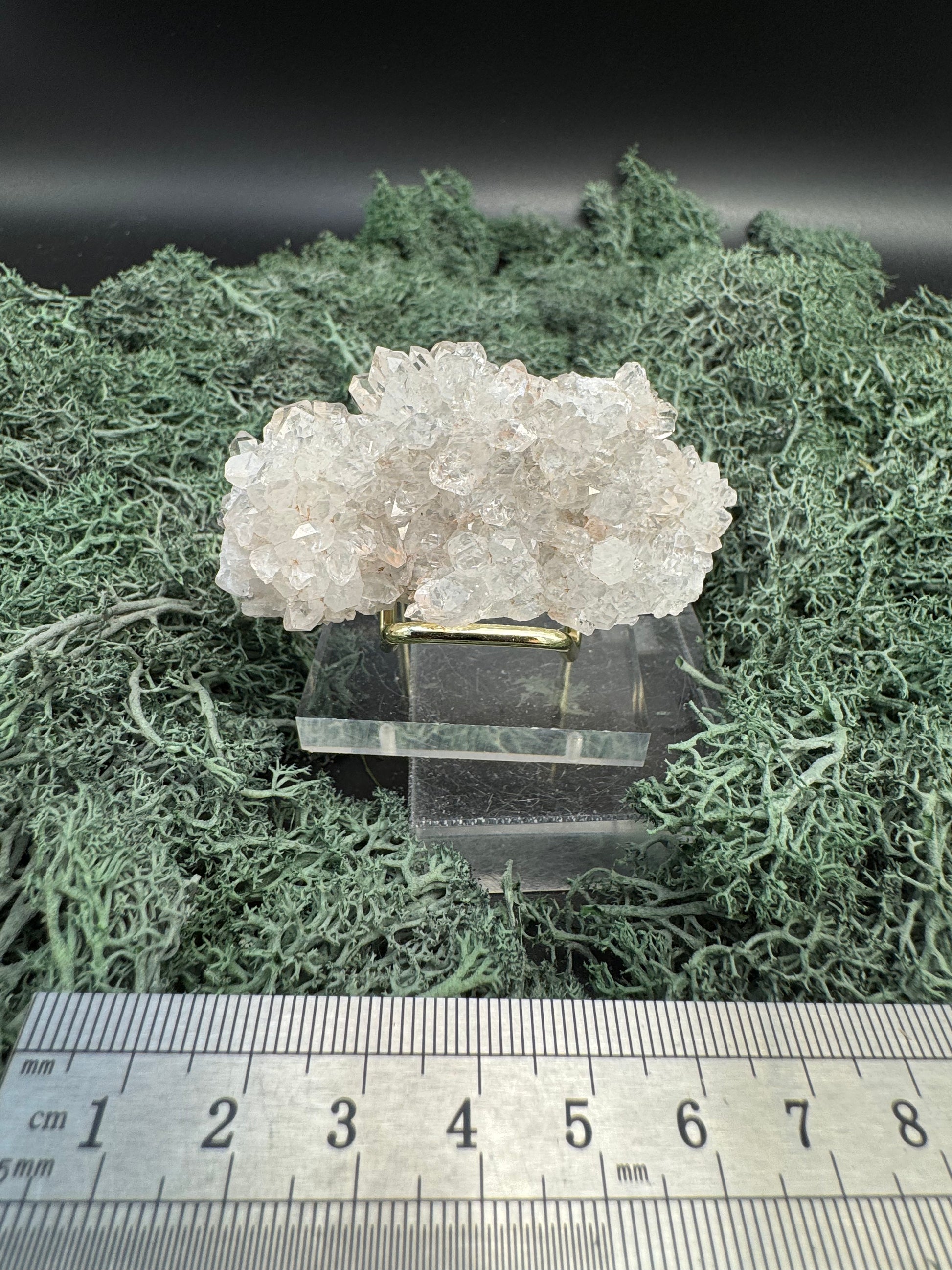 Quarz Handstufe aus Hubei, China (54g) - schöne große Quarzkristalle, Spuren von Prehnit - crystal paradise