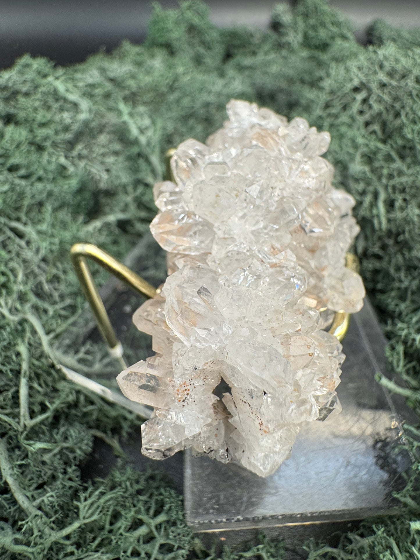 Quarz Handstufe aus Hubei, China (54g) - schöne große Quarzkristalle, Spuren von Prehnit - crystal paradise