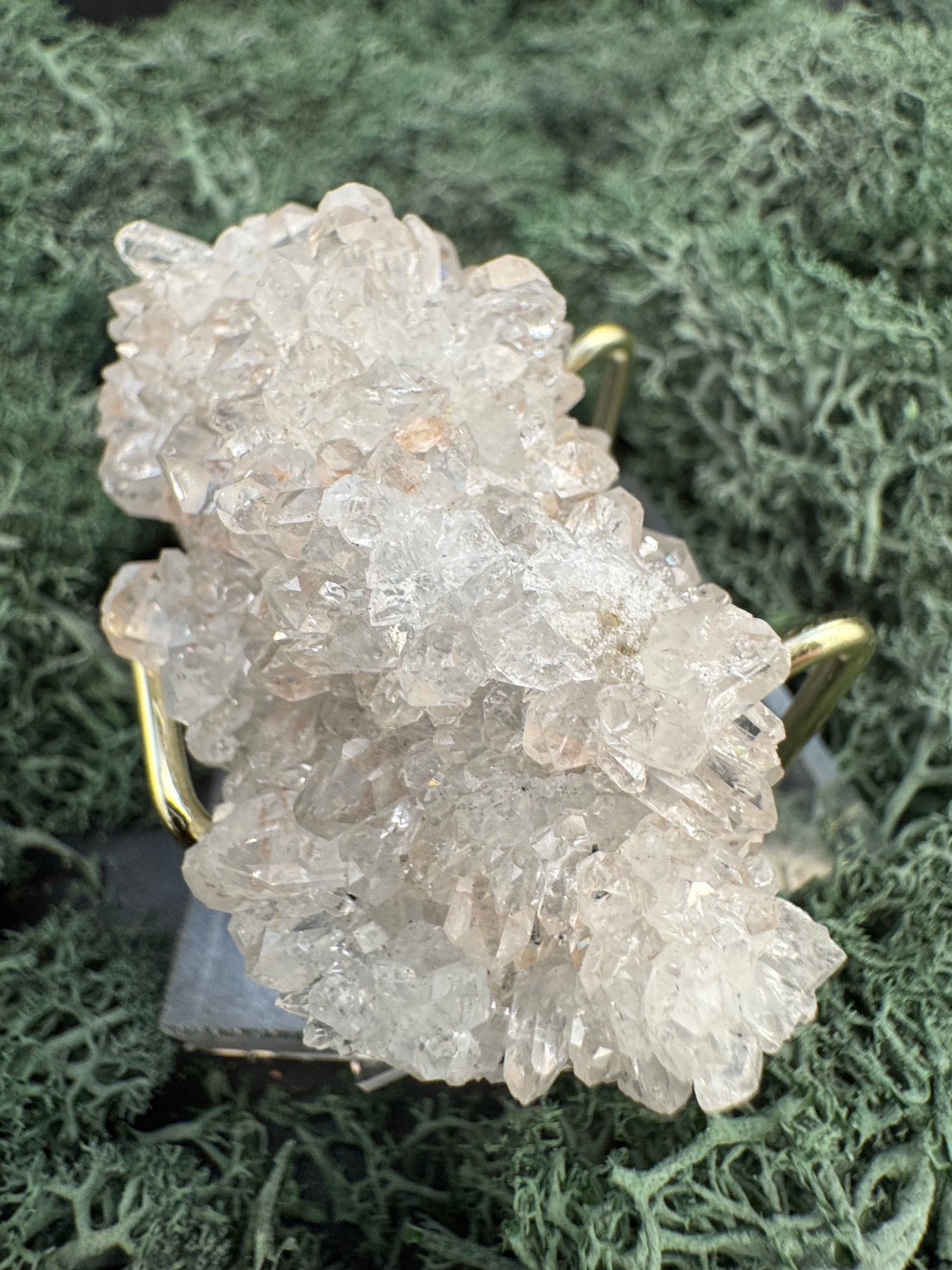 Quarz Handstufe aus Hubei, China (54g) - schöne große Quarzkristalle, Spuren von Prehnit - crystal paradise