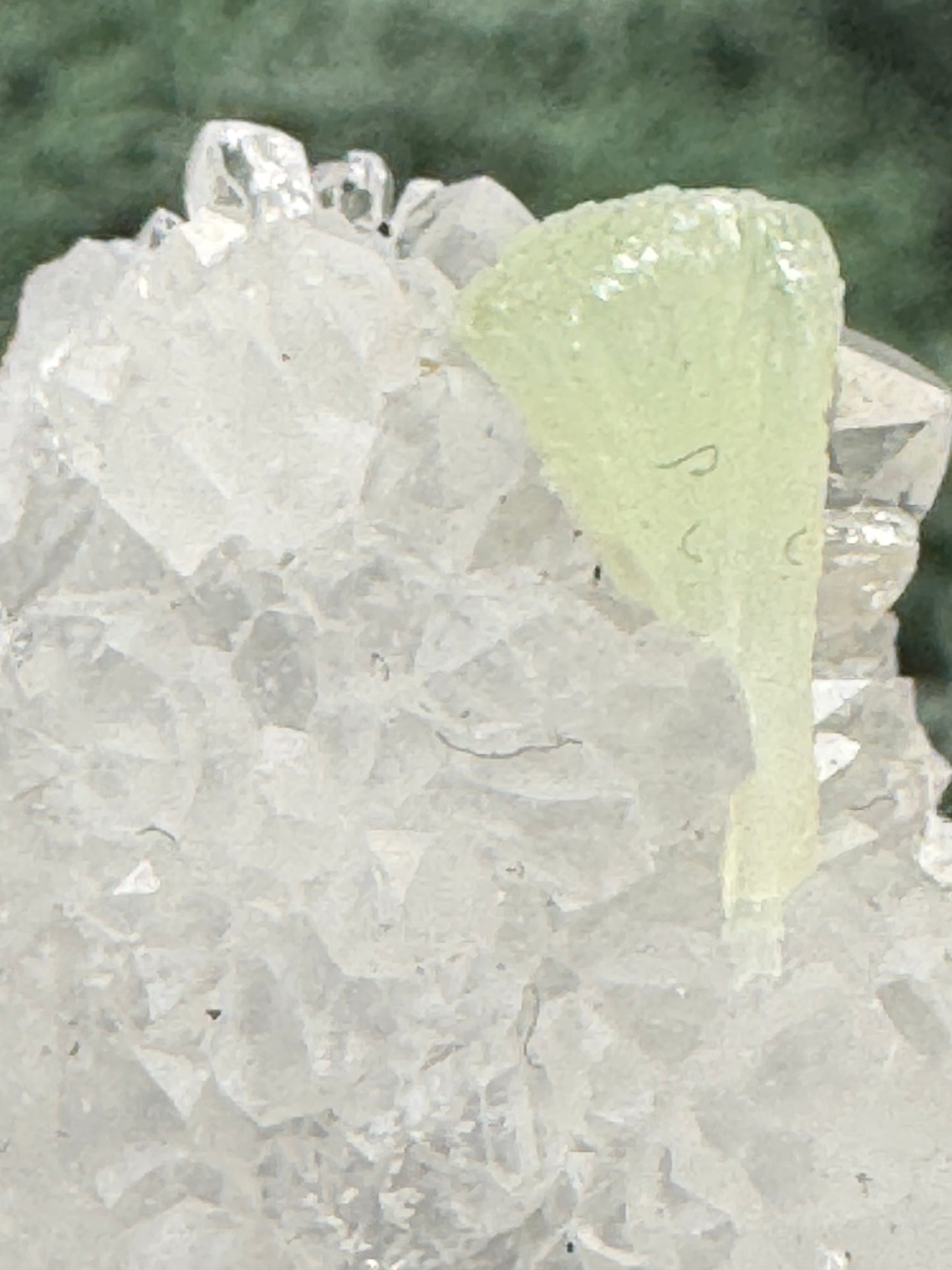 Prehnit und Quarz Handstufe aus Hubei, China (67g) - hellgrüner Kristall - crystal paradise