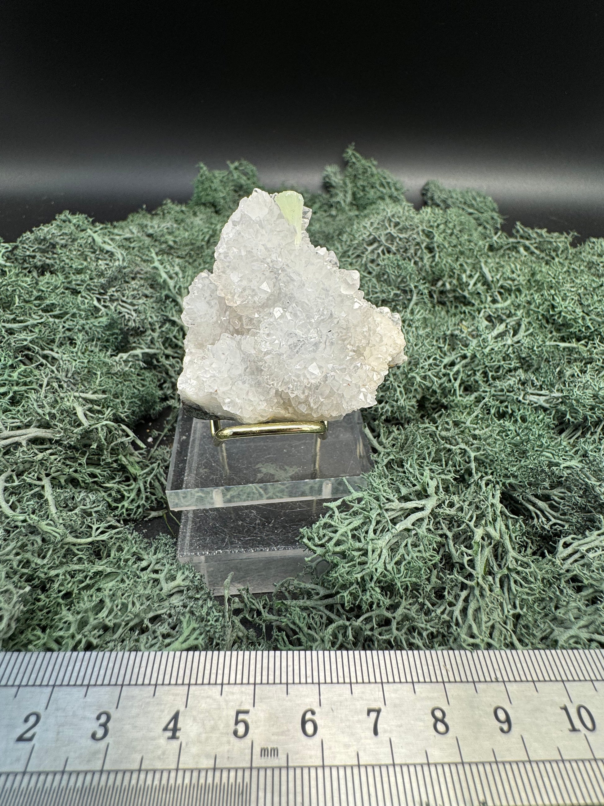 Prehnit und Quarz Handstufe aus Hubei, China (67g) - hellgrüner Kristall - crystal paradise