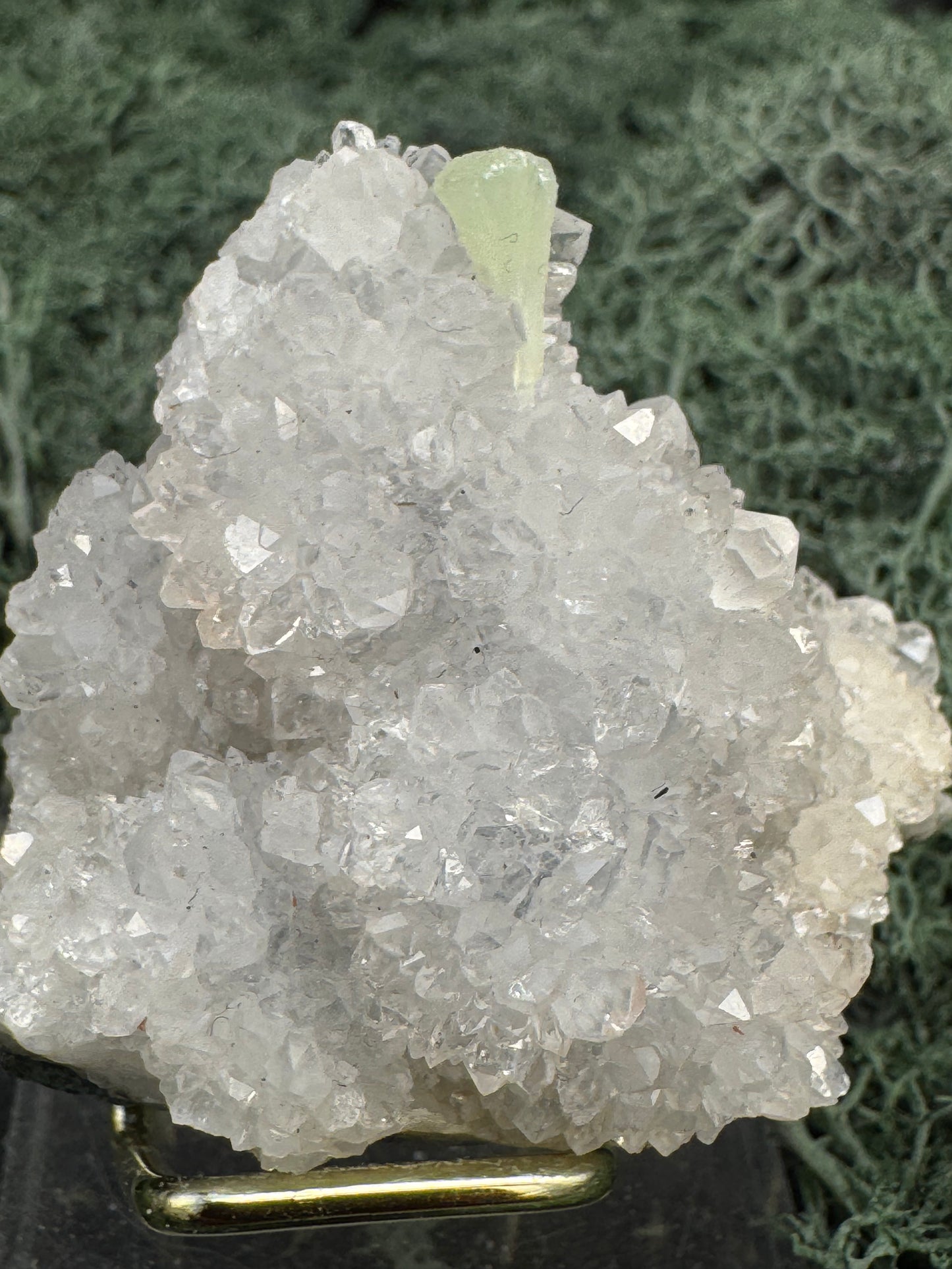 Prehnit und Quarz Handstufe aus Hubei, China (67g) - hellgrüner Kristall - crystal paradise