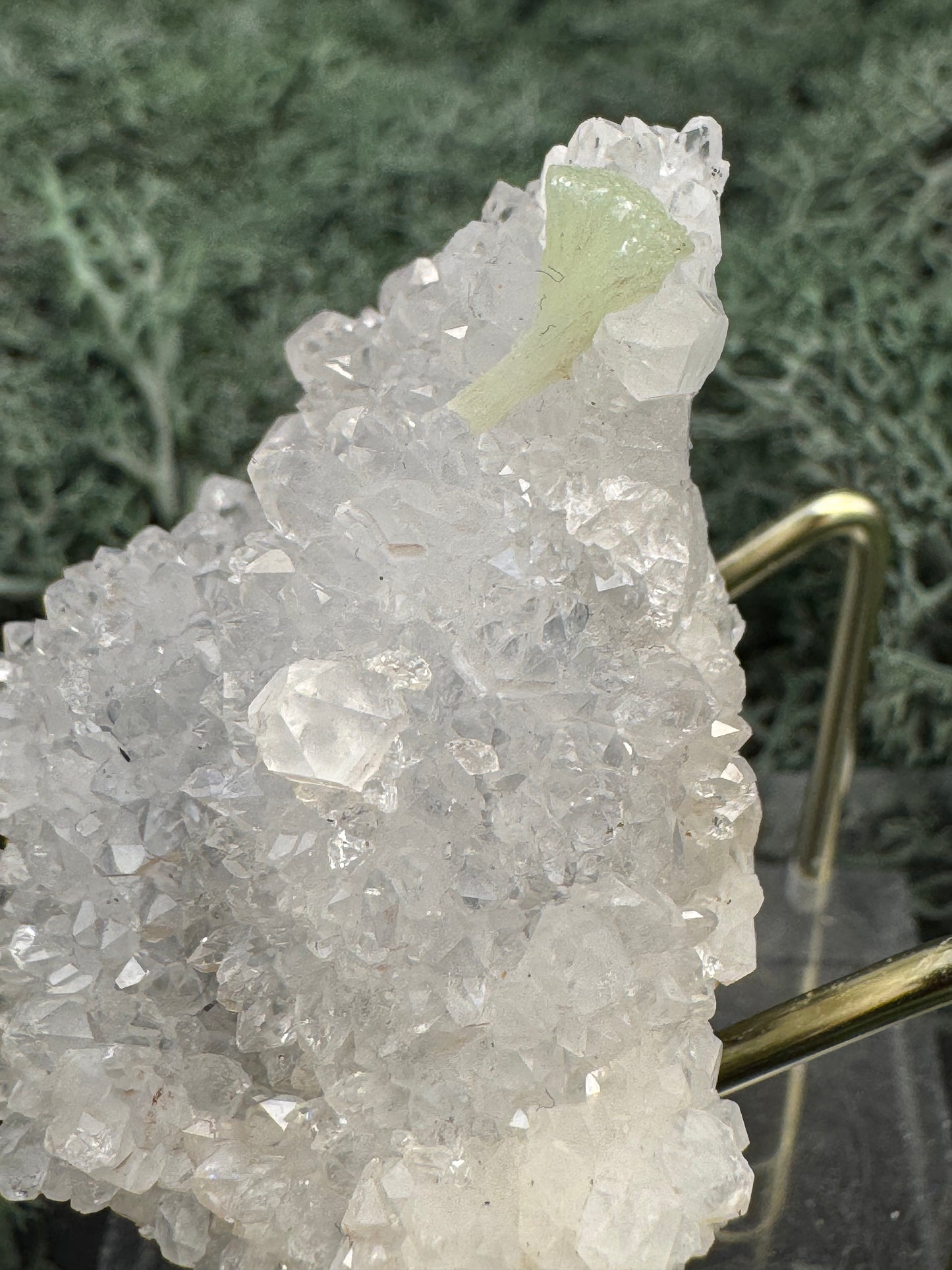 Prehnit und Quarz Handstufe aus Hubei, China (67g) - hellgrüner Kristall - crystal paradise