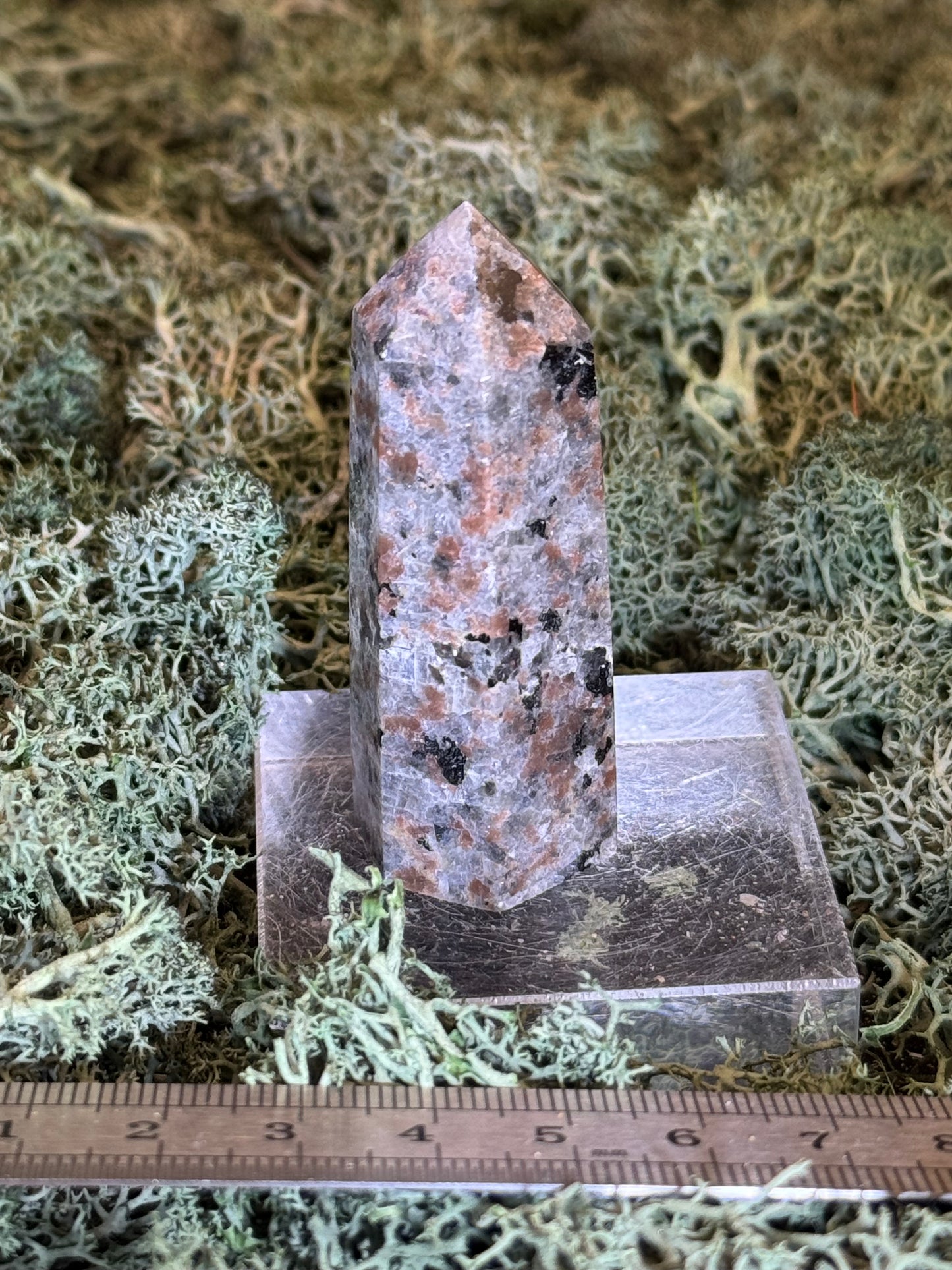 Yooperlit Obeliske aus Michigan / USA (~40g) - "Glowing Rock" - UV reaktiv - crystal paradise