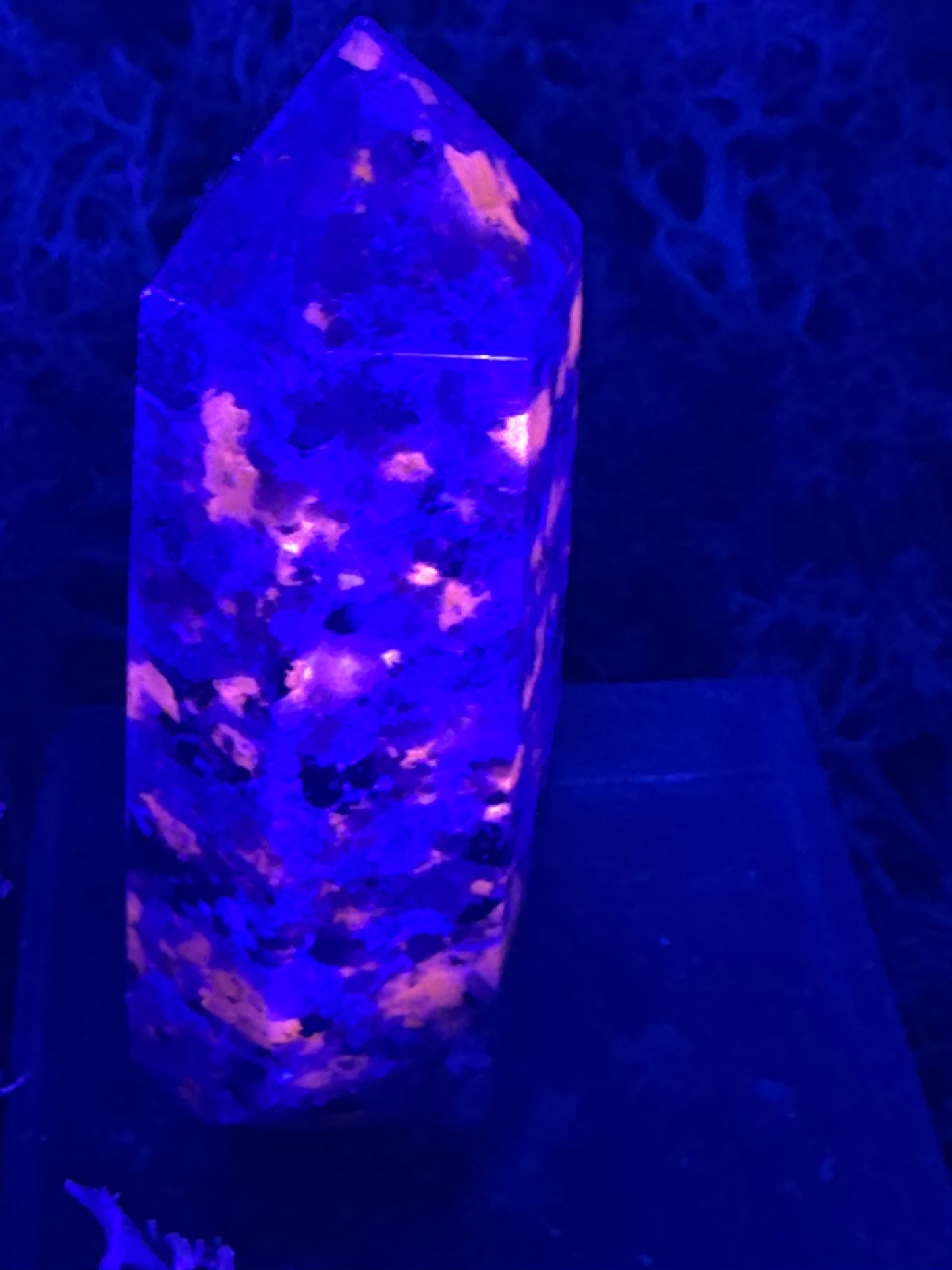 Yooperlit Obeliske aus Michigan / USA (~40g) - "Glowing Rock" - UV reaktiv - crystal paradise