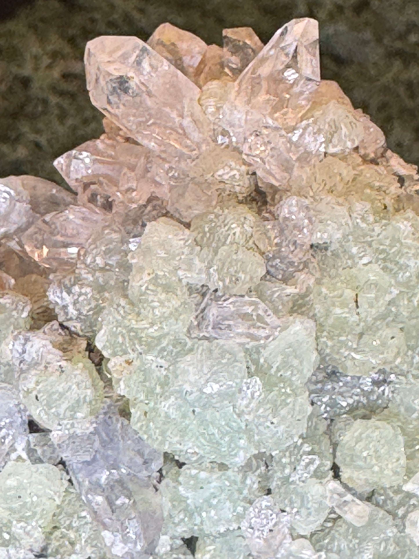 Prehnit und Quarz Stufe aus Hubei, China (466g) - hellgrüne Kugel-Kristalle - crystal paradise