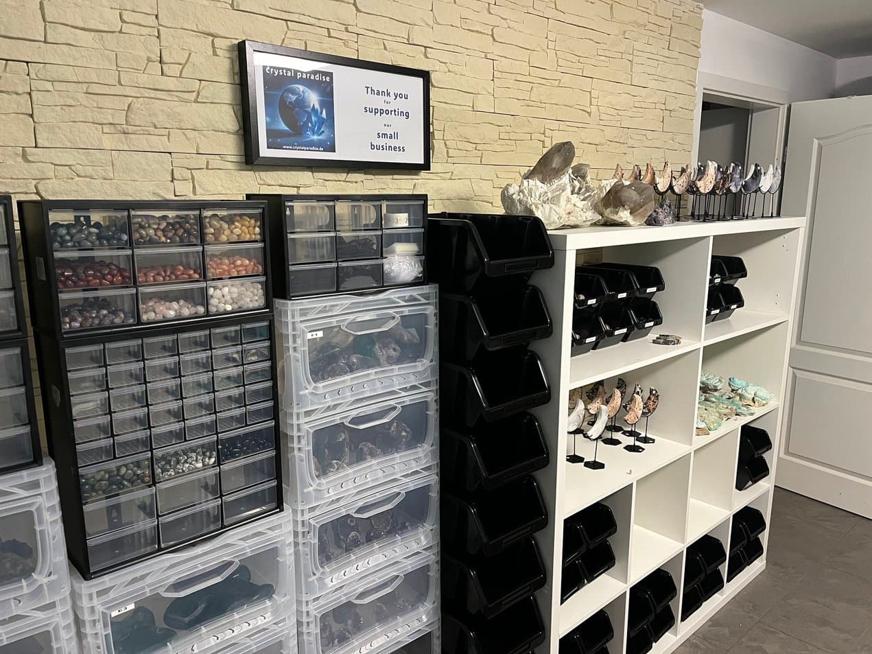 Showroom im Keller für die Mineralien und Heilsteine