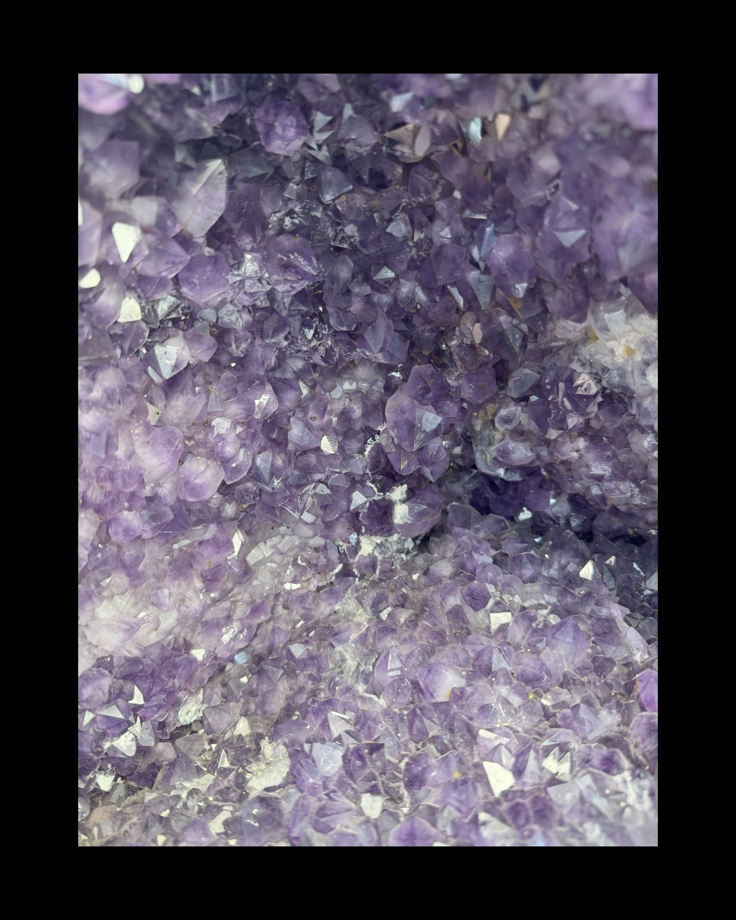 Amethyst XL Geode aus Brasilien (18.8kg) vor schwarzem Hintergrund ganz nahe