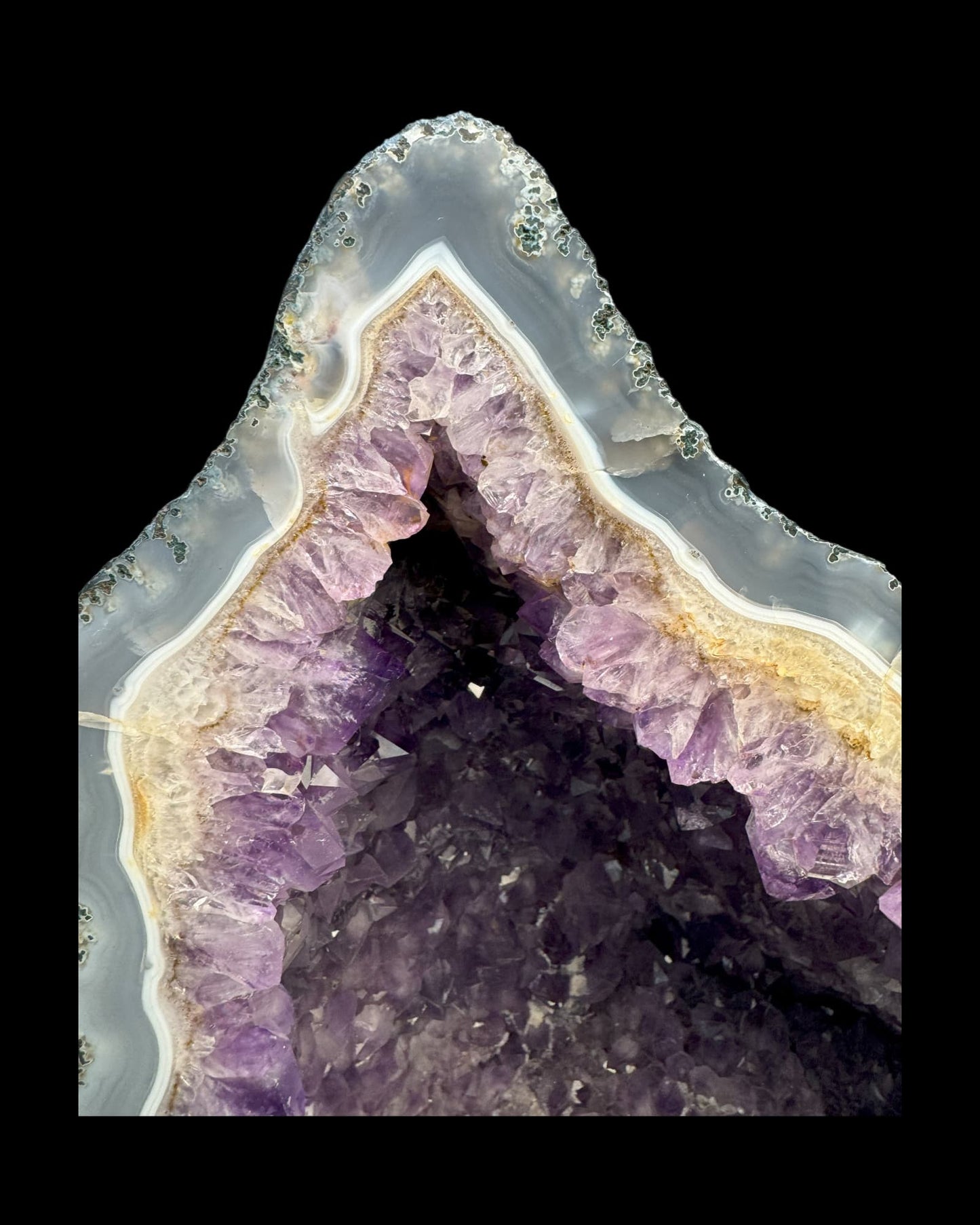 Amethyst XL Geode aus Brasilien (18.8kg) vor schwarzem Hintergrund