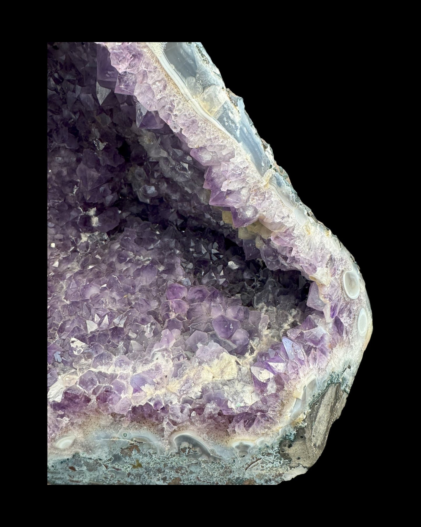 Amethyst XL Geode aus Brasilien (18.8kg) vor schwarzem Hintergrund