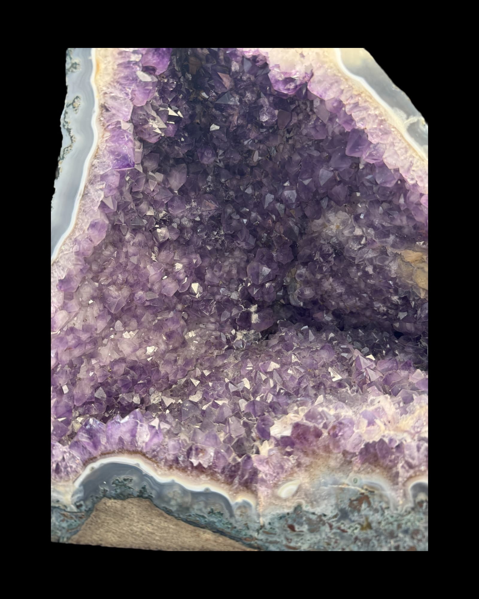 Amethyst XL Geode aus Brasilien (18.8kg) vor schwarzem Hintergrund Nahaufnahme