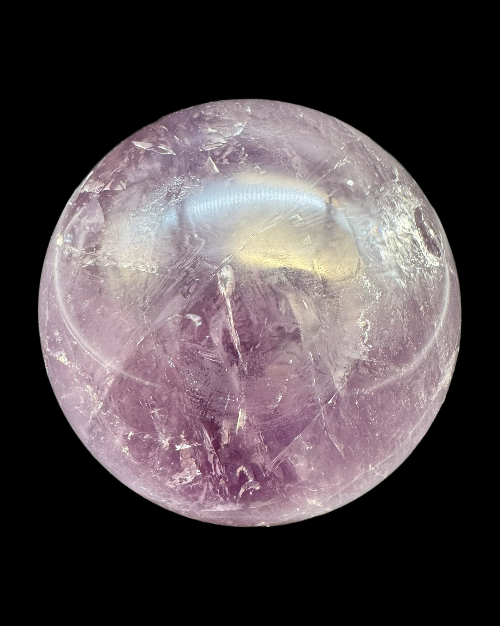 Amethyst Kugel vor schwarzem Hintergrund