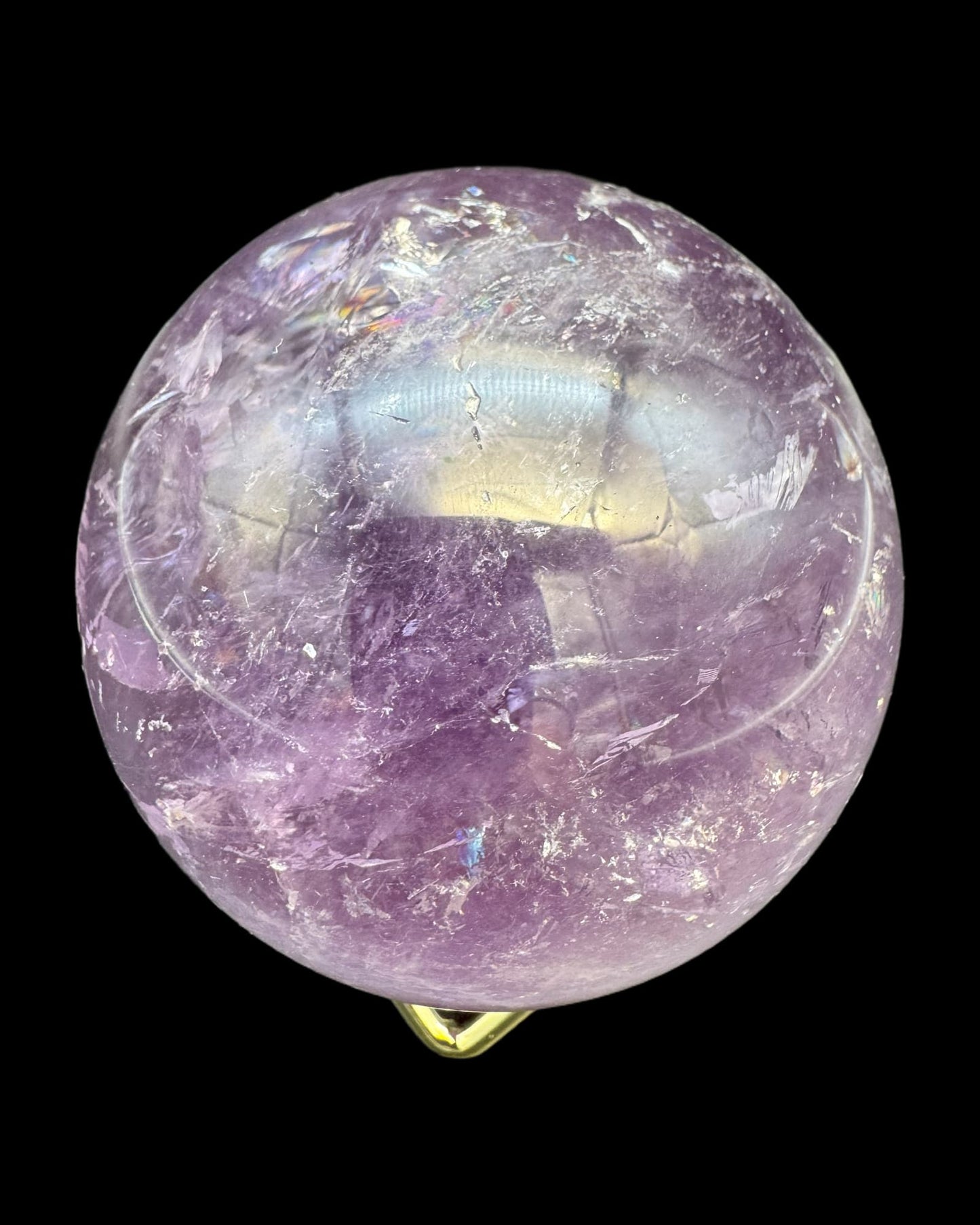 Amethyst Kugel vor schwarzem Hintergrund