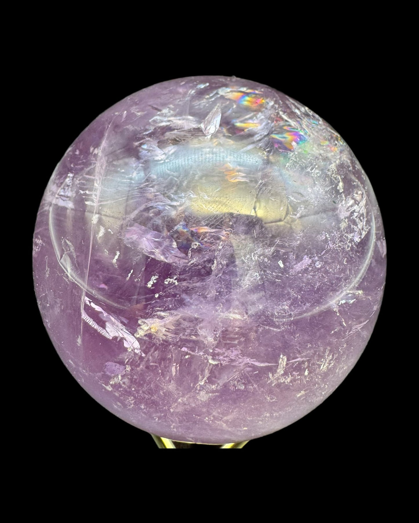 Amethyst Kugel vor schwarzem Hintergrund