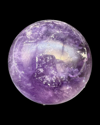 Amethyst Kugel vor schwarzem Hintergrund