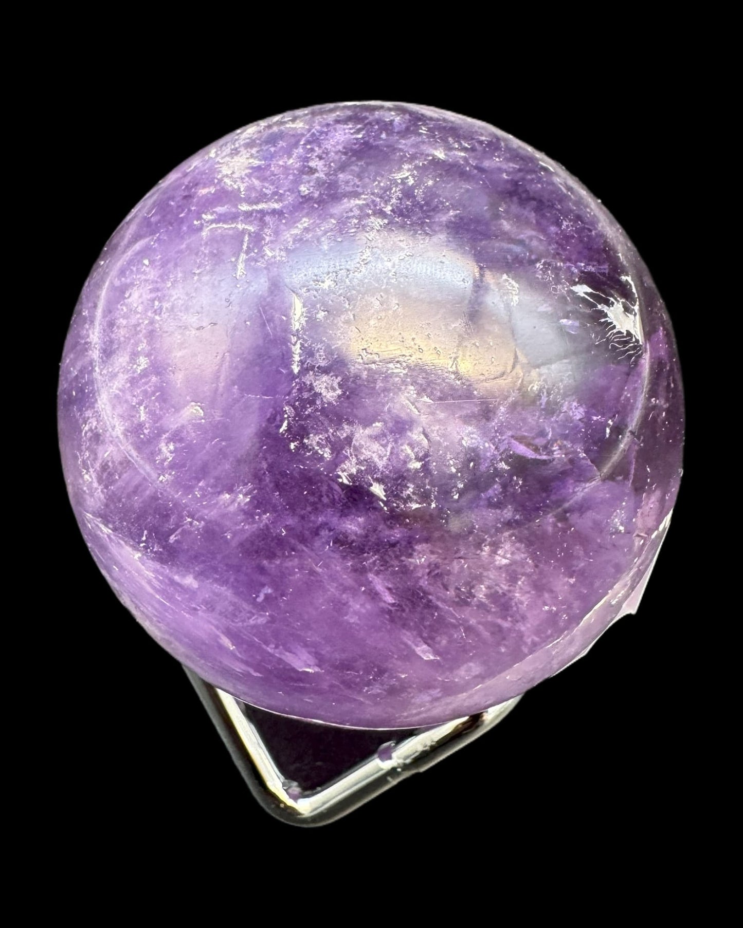 Amethyst Kugel vor schwarzem Hintergrund