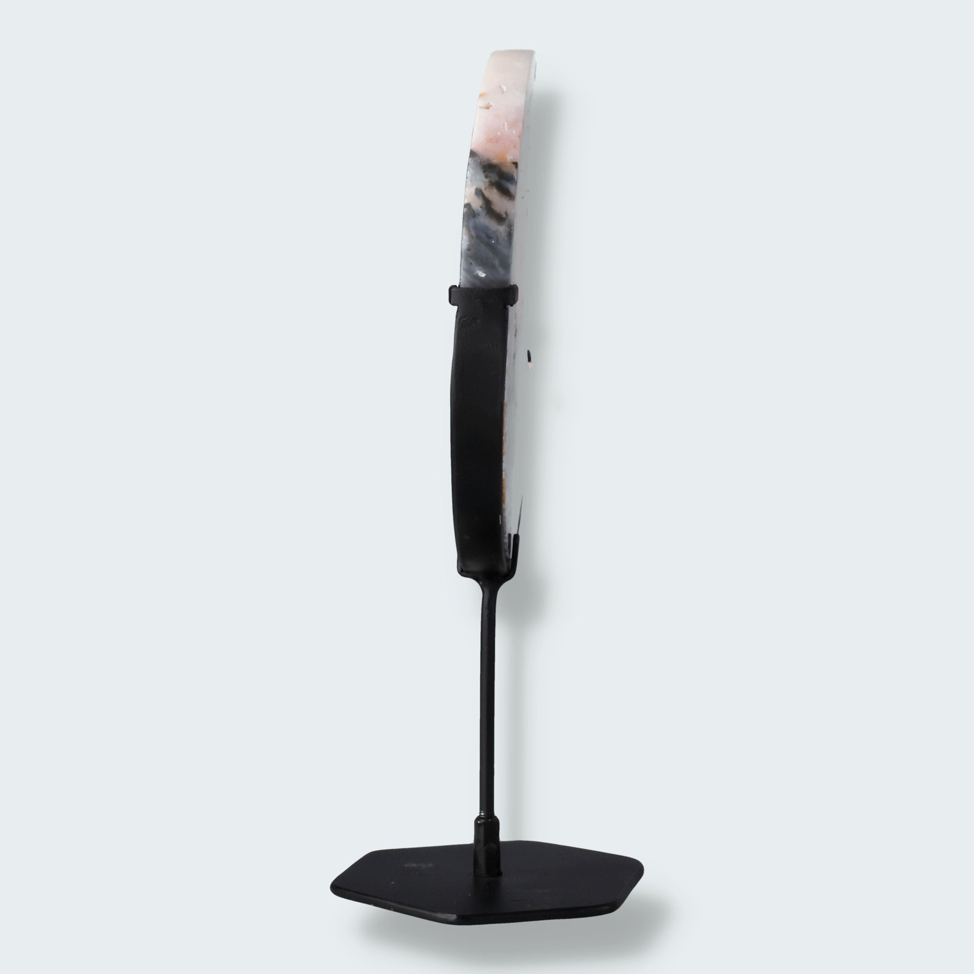 Mond auf schwarzem Standfuss aus mattem Pink Plume Achat – Ansicht 3