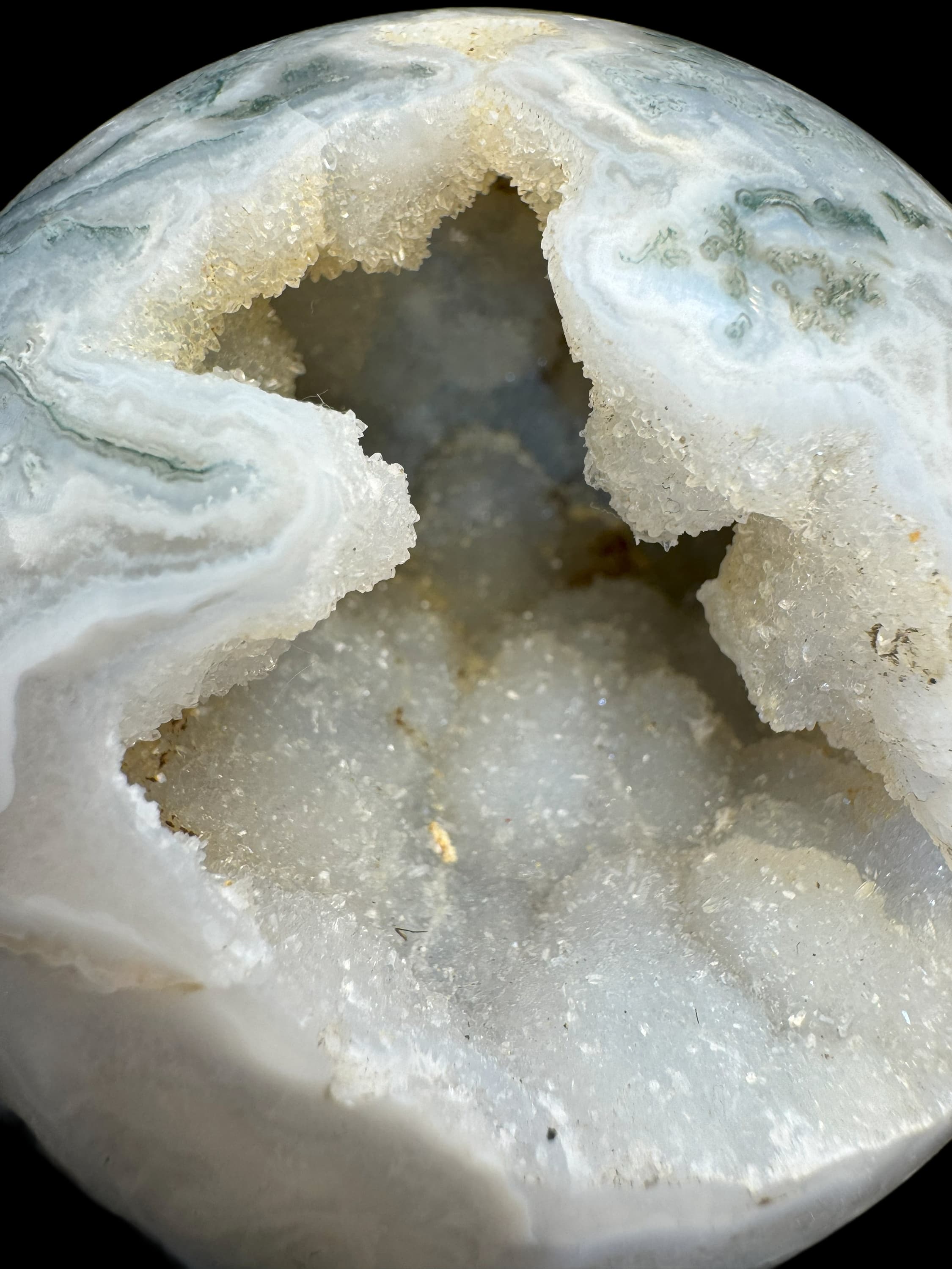 Druzy Kugeln aus Moosachat vor schwarzem Hintergrund Nahaufnahme