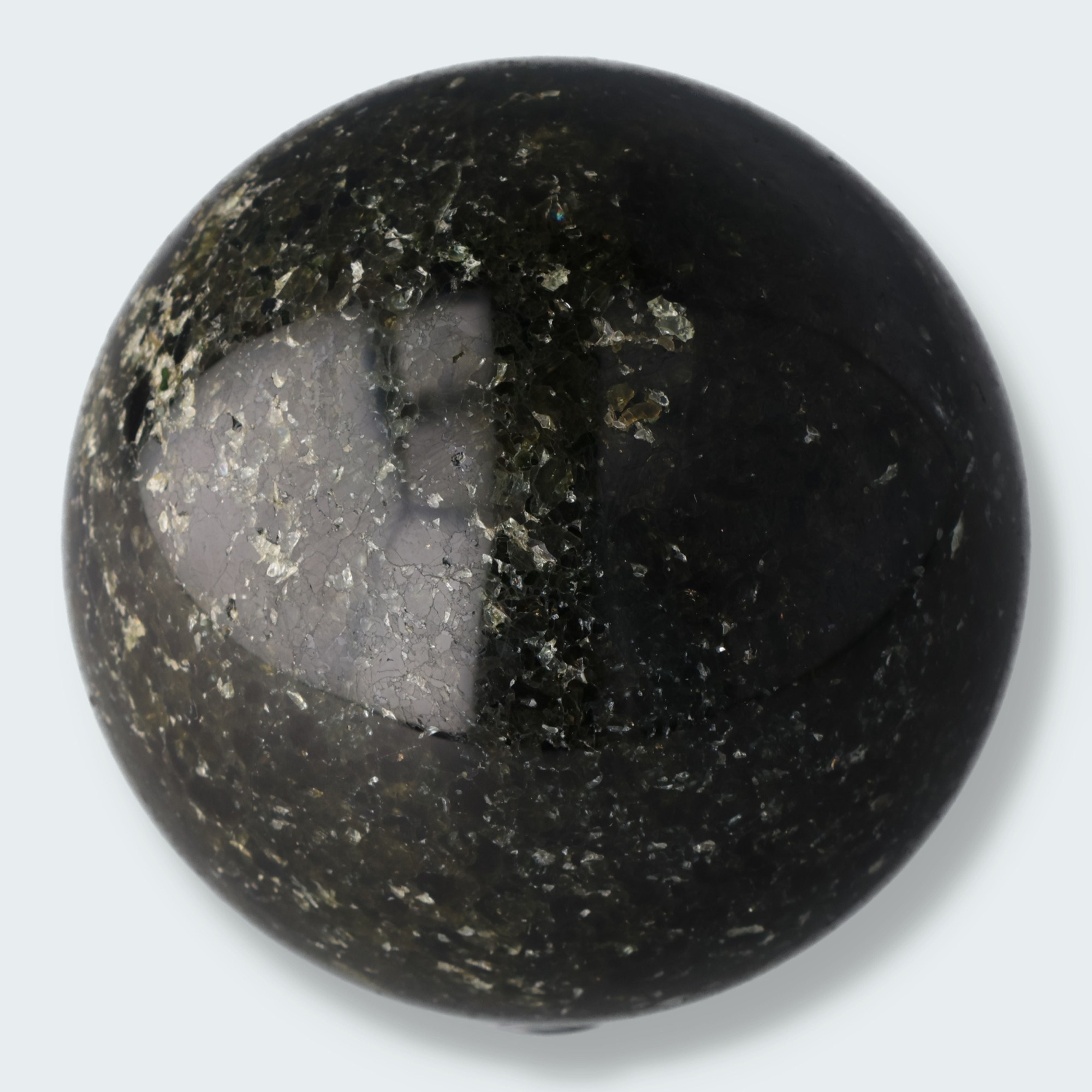 Peridot Kugel ca. 6,5 cm Durchmesser – Ansicht 2