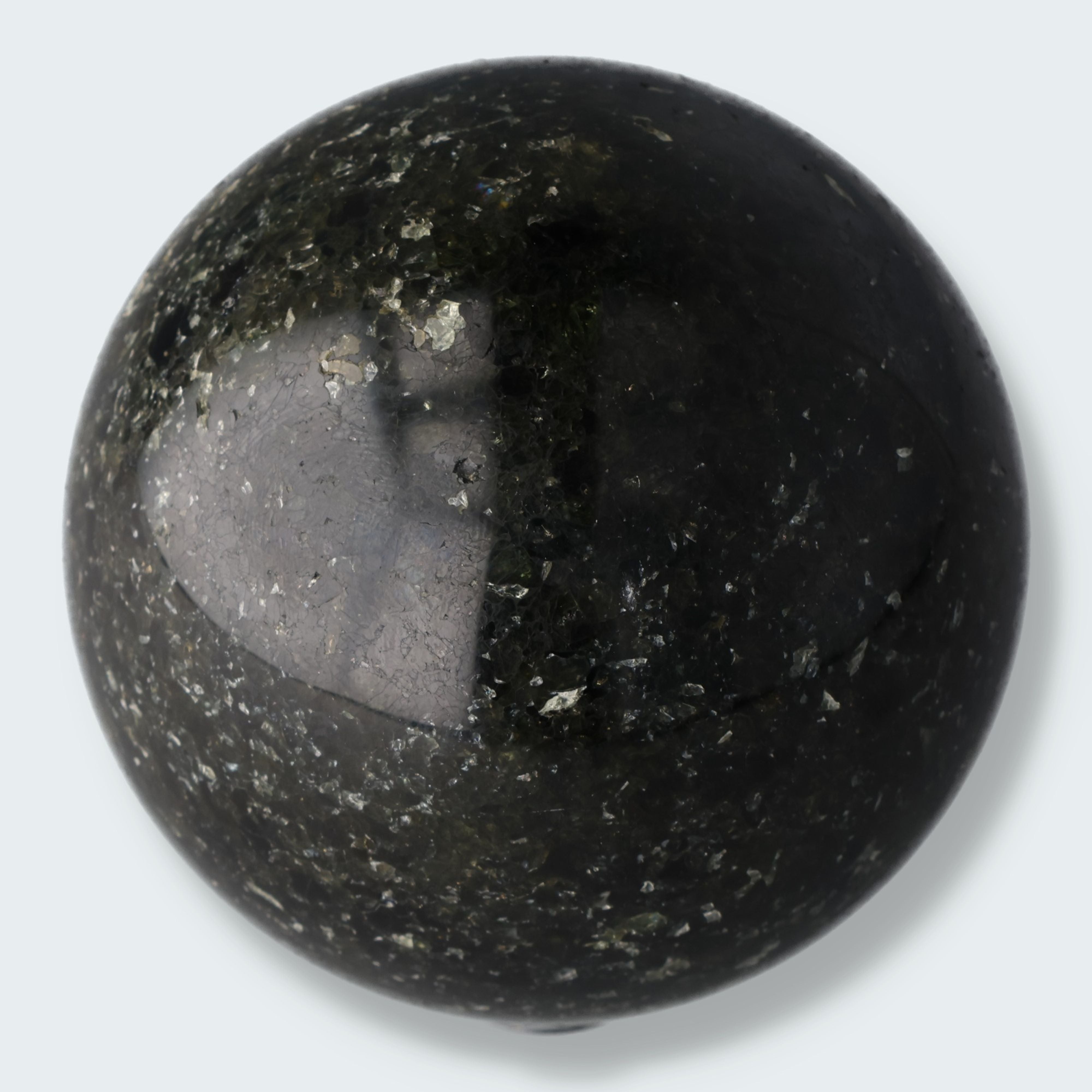 Peridot Kugel ca. 6,5 cm Durchmesser – Ansicht 3