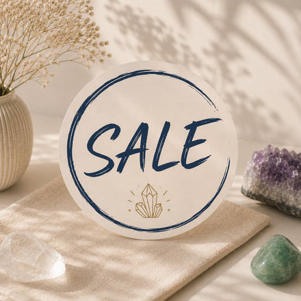 Schild mit der Aufschrift Sale zwischen Amethyst, Fluorit und Bergkristall