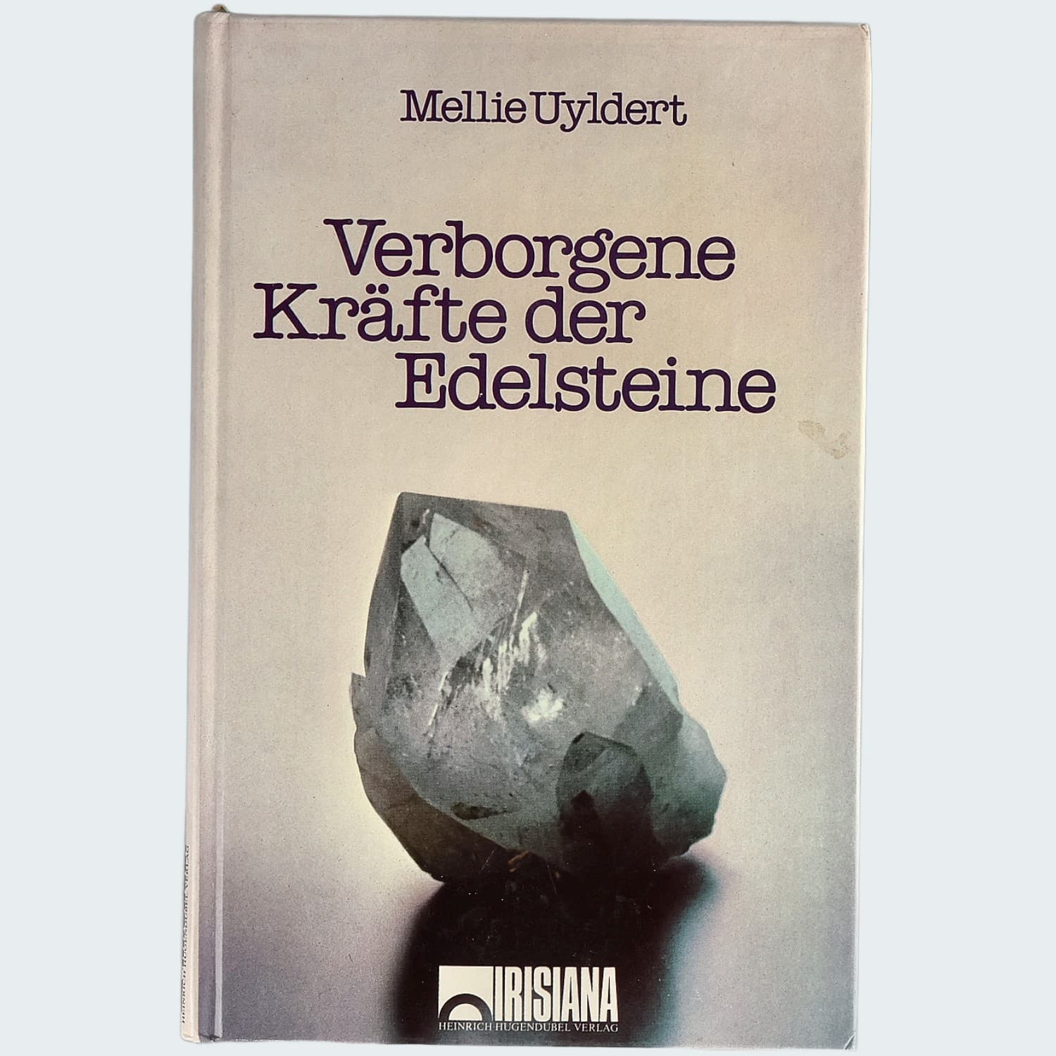 Verborgene Kräfte der Edelsteine von Mellie Uyldert – Vorderseite mit Bergkristall auf hellem Schutzumschlag