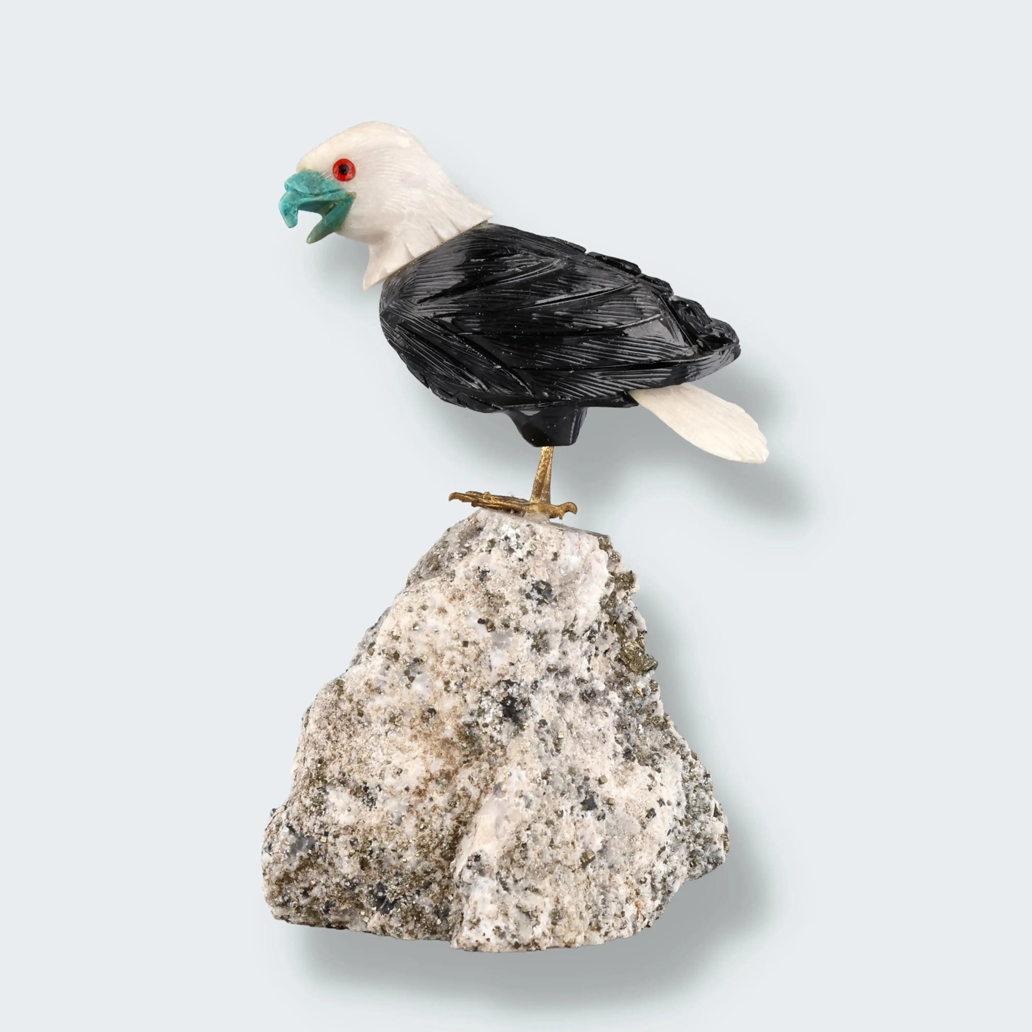 Adlerfigur auf Pyrit (18 cm)