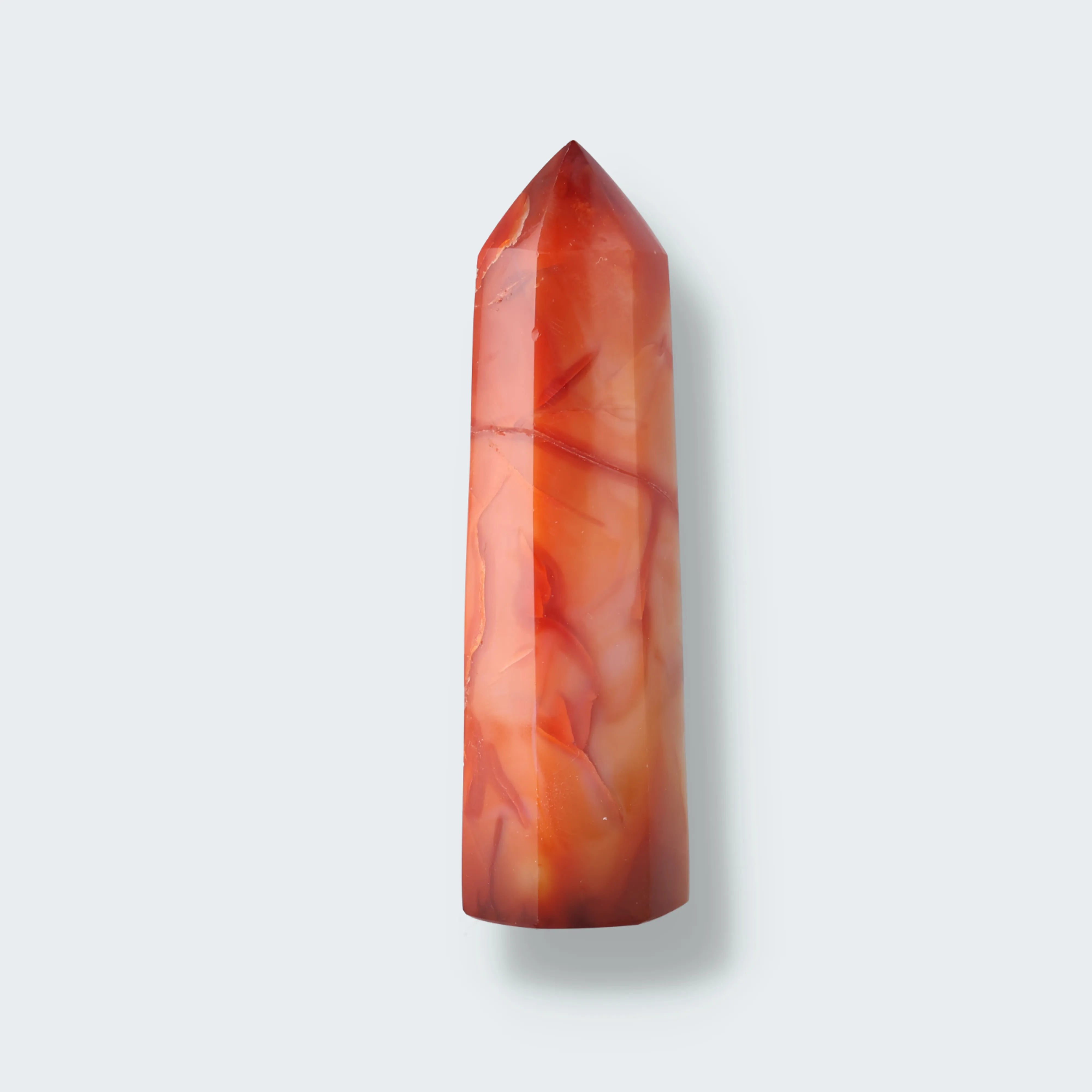 Karneol Obelisk aus rotem Achat, poliert, warm-orange Farbverlauf, spitz zulaufende Form