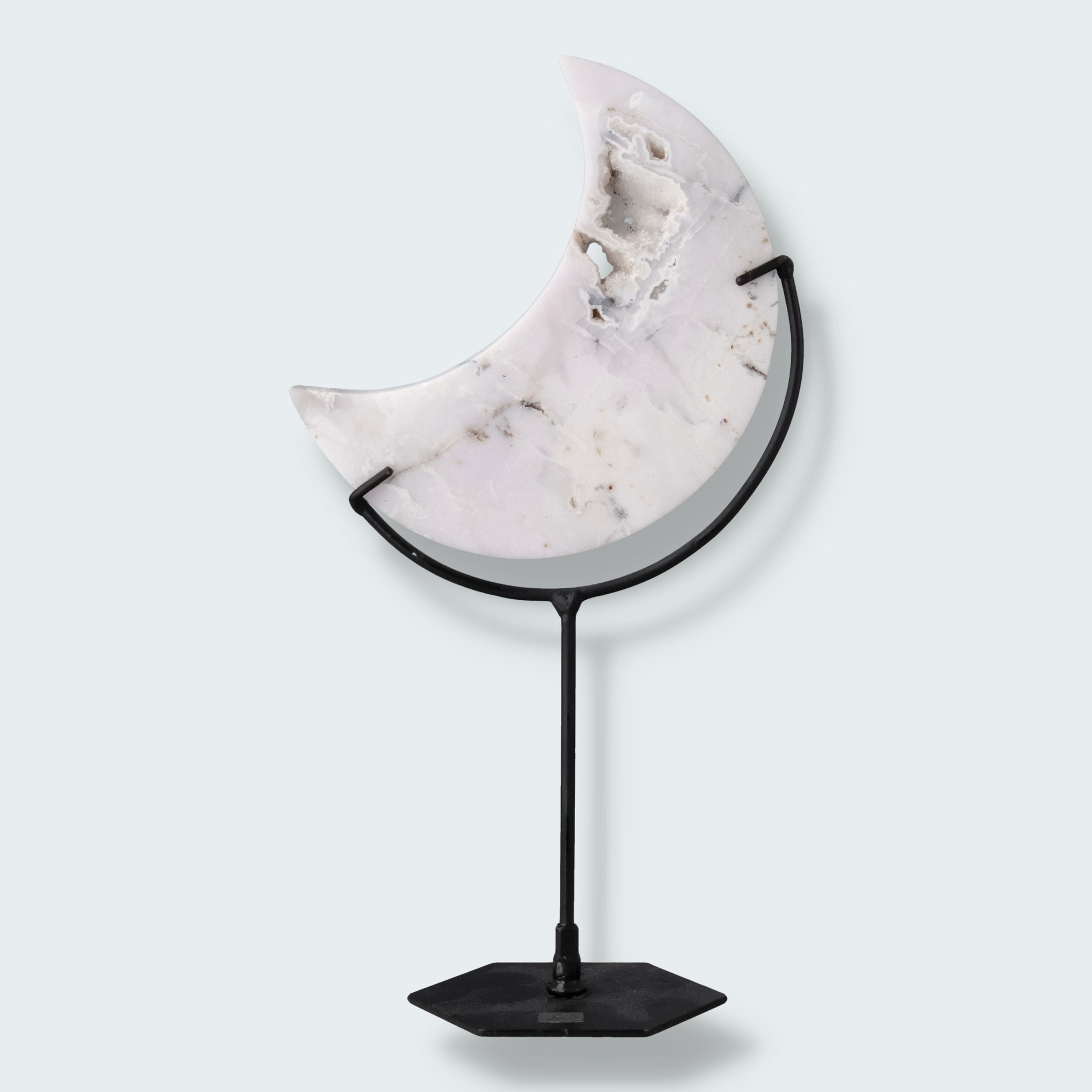 Mond auf schwarzem Standfuss aus poliertem Schnee Achat