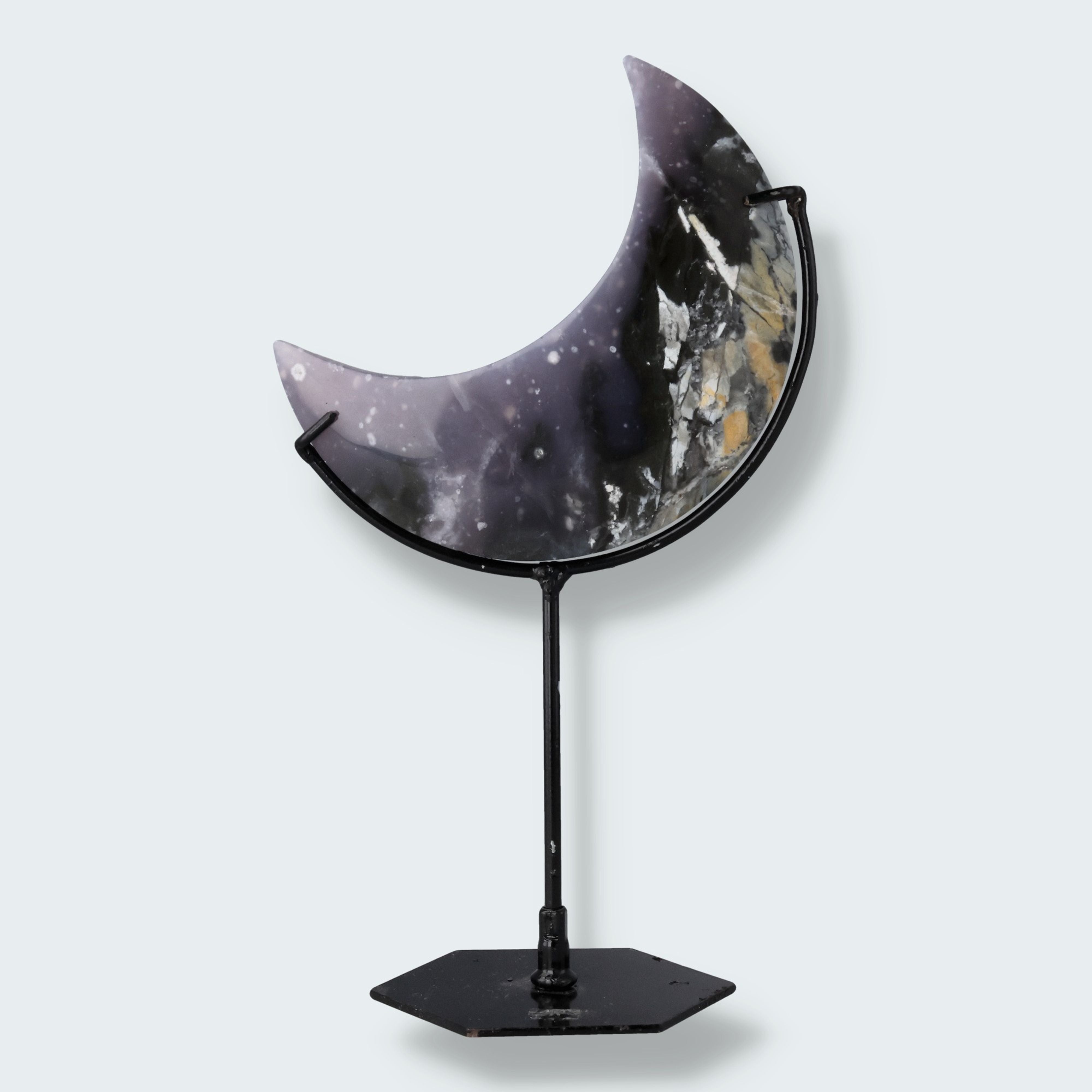 Mond auf schwarzem Standfuss aus poliertem Pink Plume Achat