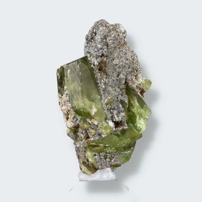 Sphen aus Pakistan auf Sockel (ca. 30g)