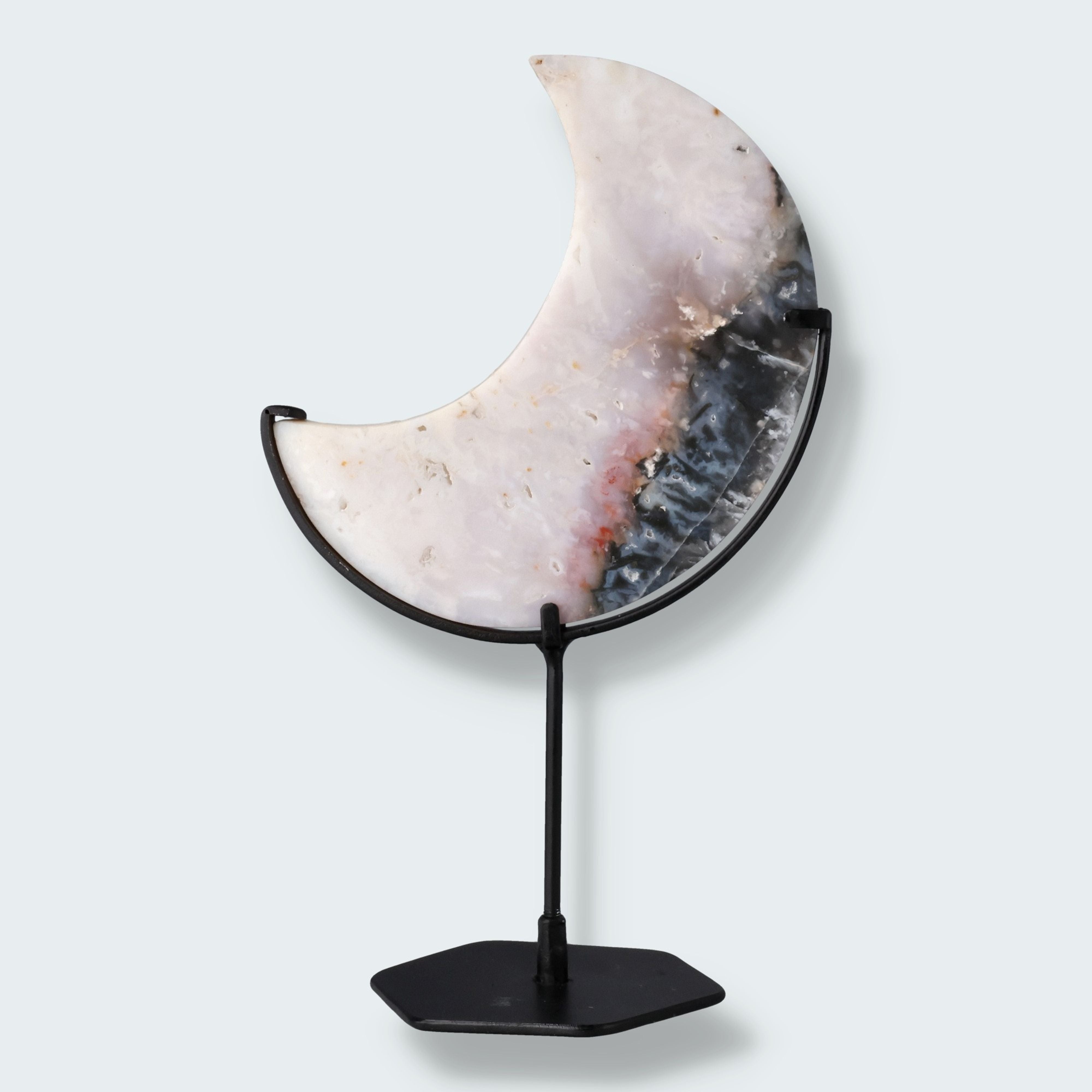 Mond auf schwarzem Standfuss aus mattem Pink Plume Achat