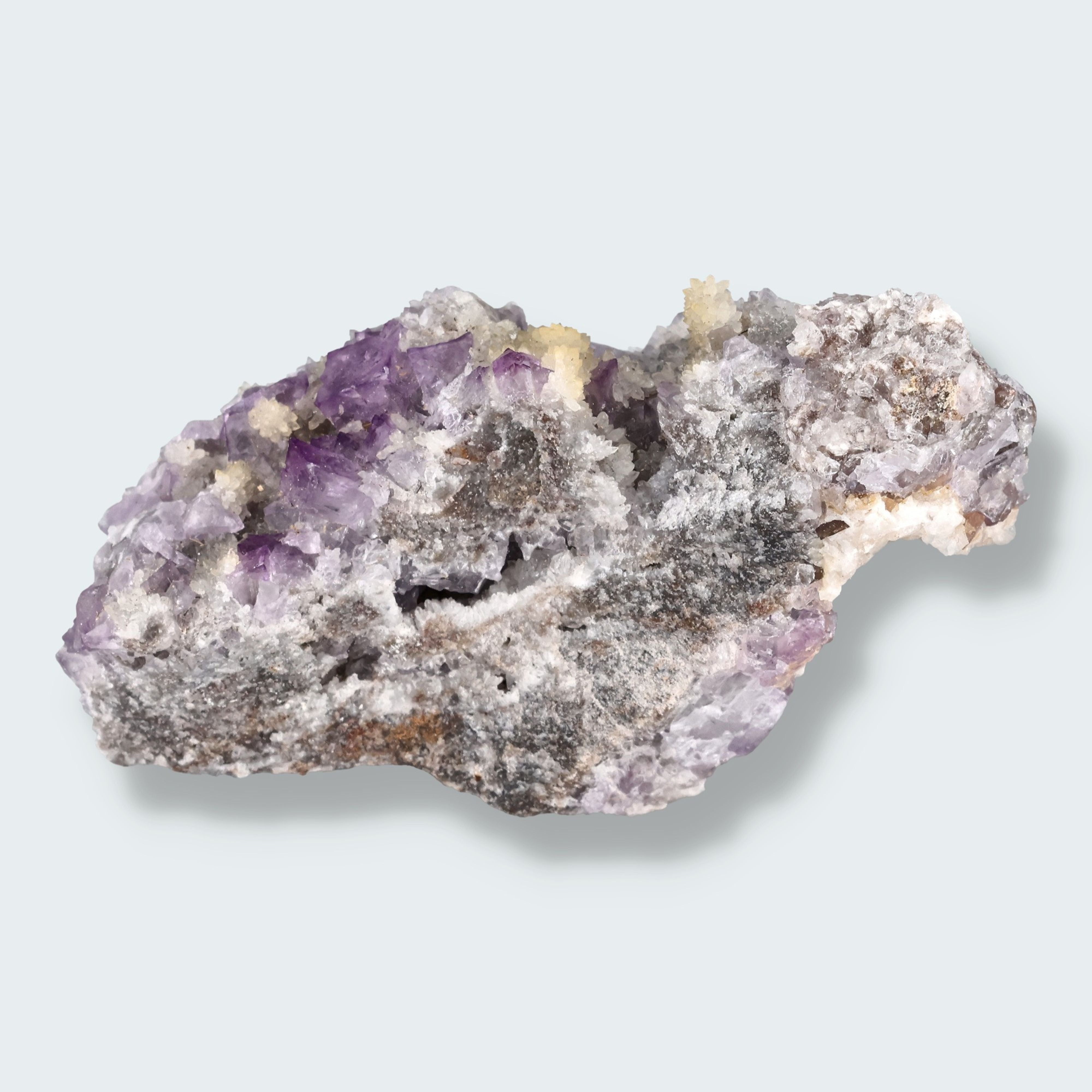 Violetter Fluorit aus Mexiko mit weissen und gelben Quarz Anlagerungen (110g) – Ansicht 2